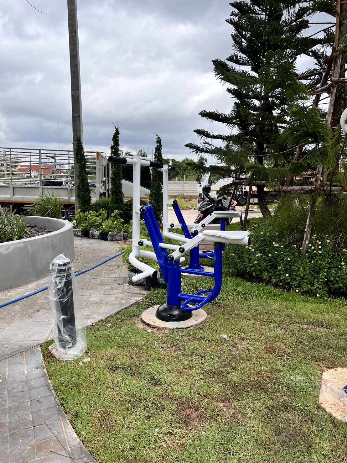 เครื่องออกกำลังกายกลางแจ้งอุปกรณ์ม้าโยกบริหารแขน-ขา-หน้าท้อง ลานกีฬาอเนกประสงค์ สนามกีฬา ผลิตในไทย สั่งทำตามสีที่ต้องการได้