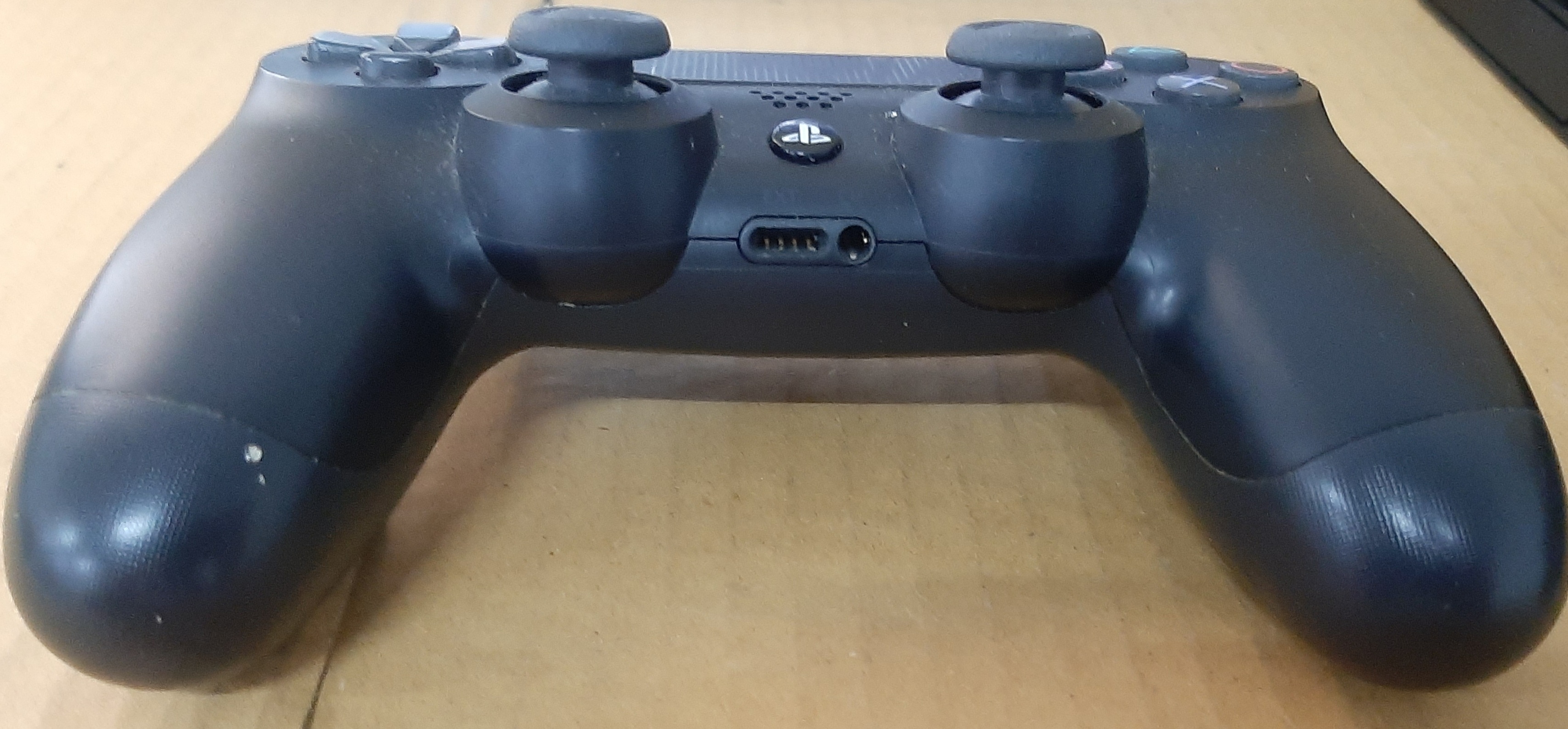 PlayStation 4 Slim ประกันร้าน สภาพดี มีแผ่นเกม 3 แผ่น พร้อมจอยส์