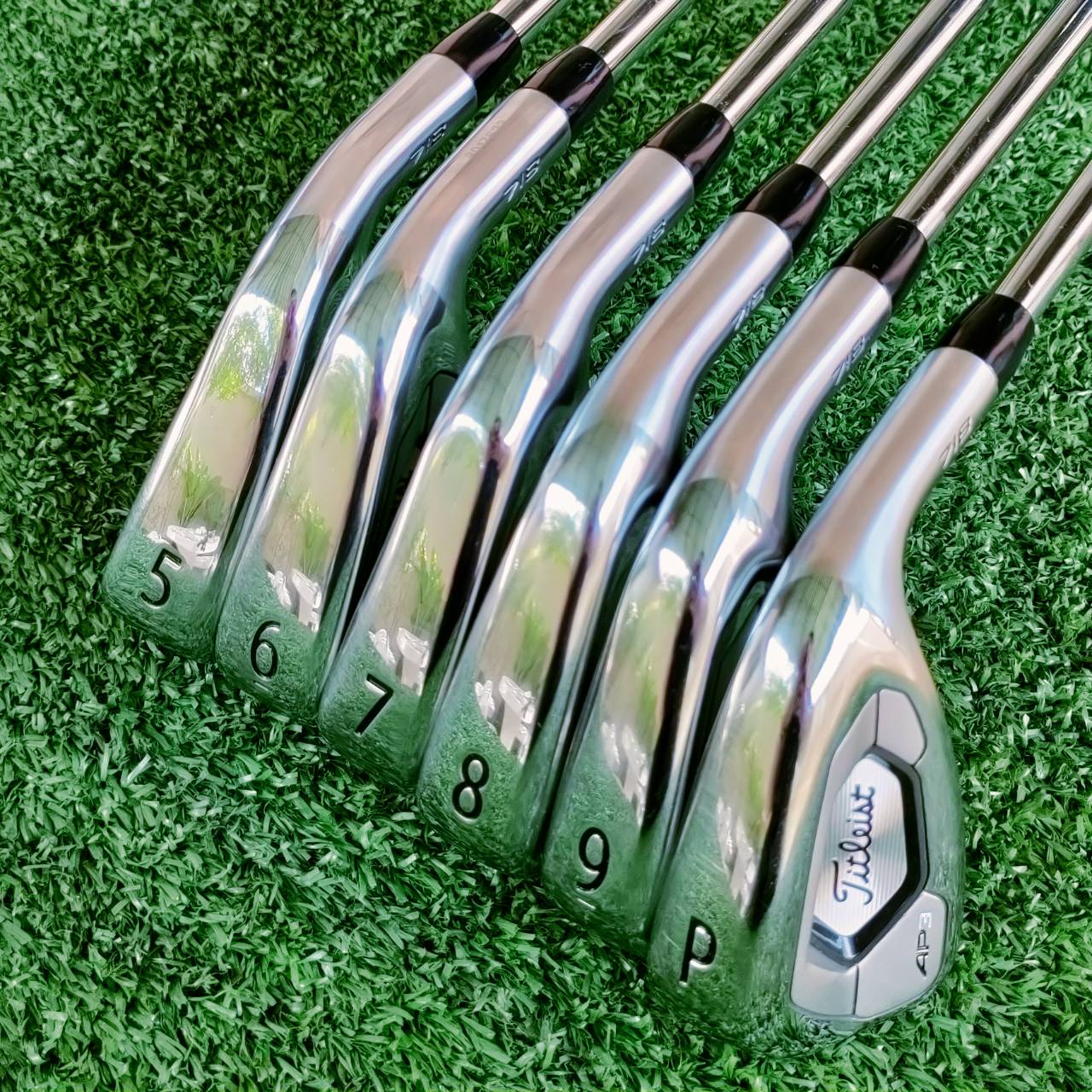 ชุดเหล็ก Titleist AP3 718 จากการพัฒนาชุดเหล็ก AP1 และ AP2 มาผสมผสานเข้าด้วยกัน เพื่อสร้างเหล็กที่ตีไกลที่สุด สร้างความเร็วได้สูงสุดเท่าที่ Titleist เคยมีมา ไม้กอล์ฟพรีเมี่ยมมือสอง ของแท้ By NakaraLuxurious