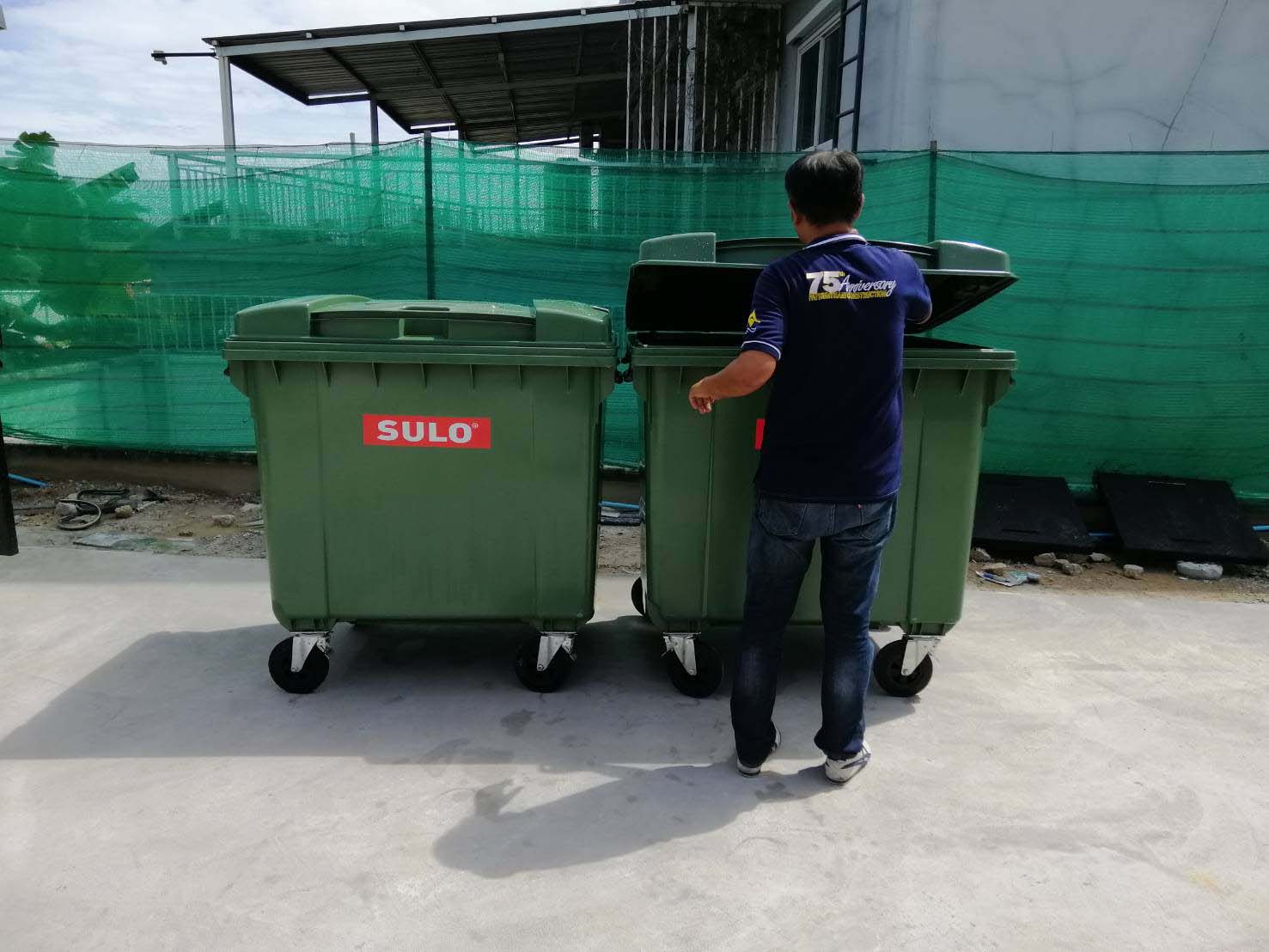 ถังขยะทรงเหลี่ยม รุ่นฝาเรียบ สีเขียว พร้อมล้อเข็น 1100 ลิตร