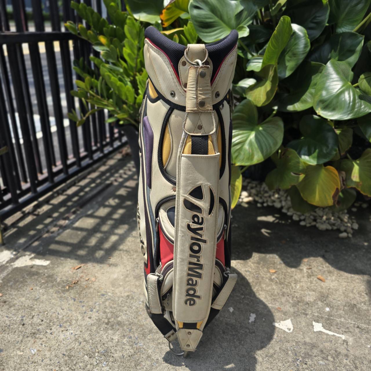 ถุงกอล์ฟ Taylormade TOUR ** มีลอยลอก ตามจุดต่างๆ ** นอกจากนั้นใช้งานได้ตามปกติเลยค่ะ