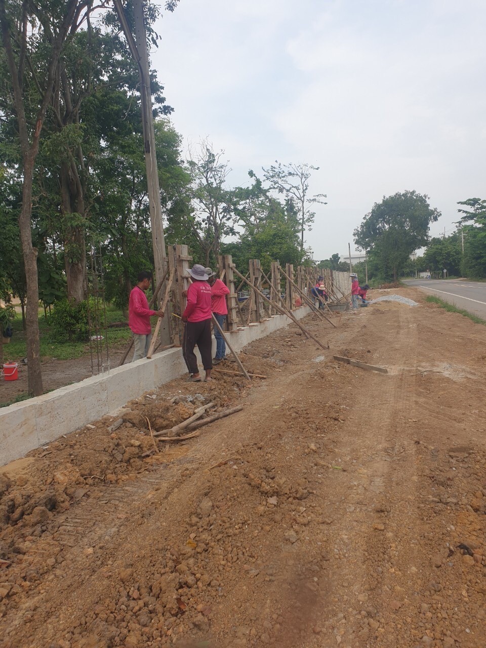 สร้างกำแพงวัดดงกะเชา จ.สุพรรณบุรี