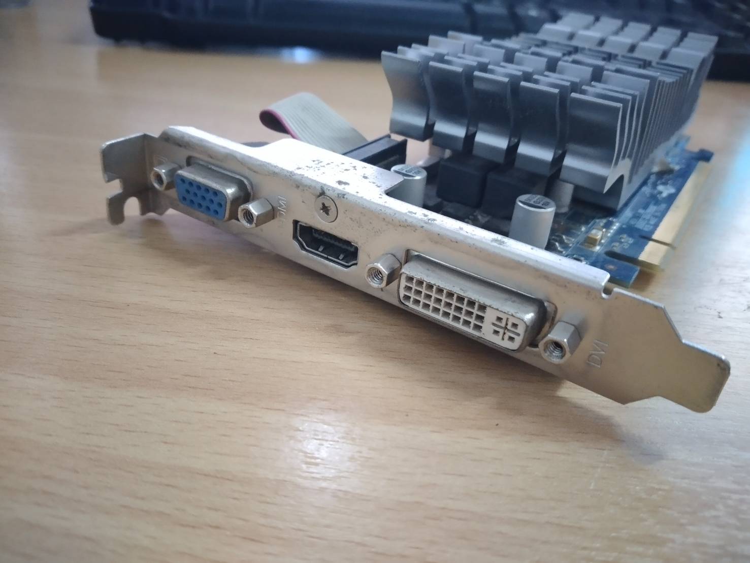 ASUS EN210 SILENT/DI/1GD3/V2(LP) - graphics card - GF 210 - 1 GB PCI Express 2.0 x16 64-bit DDR3 รองรับ Port DVI-I , HDMI ,VGA