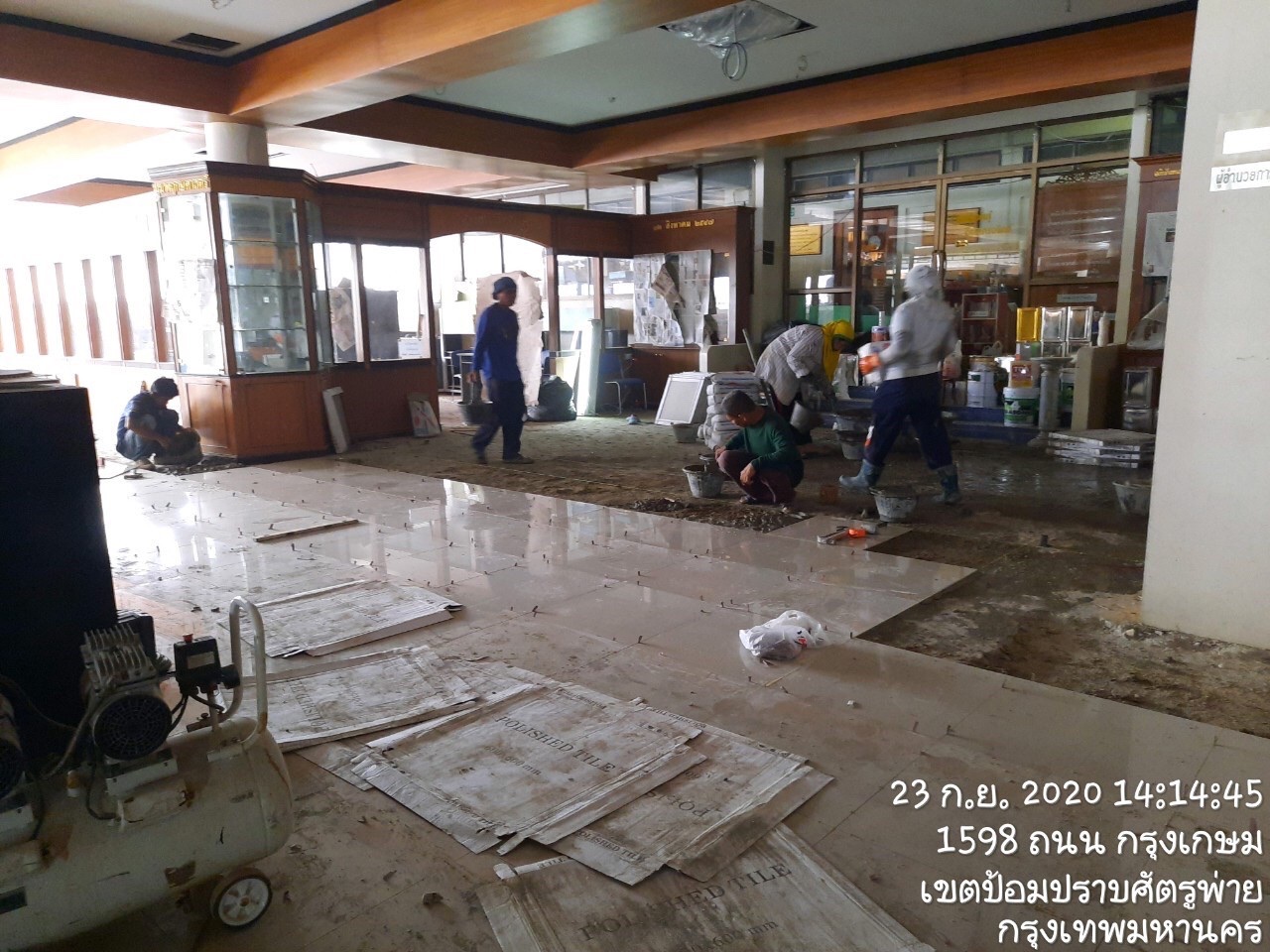 รร.สายปัญญา ปูกระเบื้องพื้น&ติดตั้งกระดานถนอมสายตา