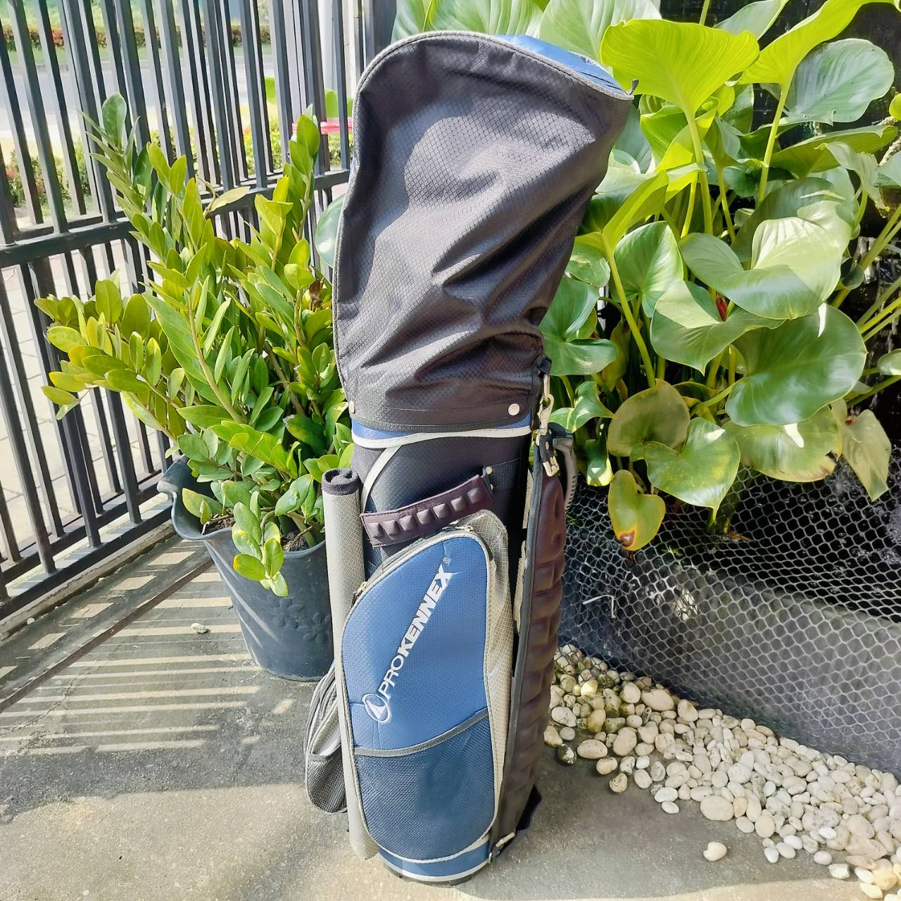 FULLSET PROKENNEX SI-30 PLUS ชุดใหญ่ หัวไม้ได้ถึง 4 หัว เดิมๆทุกชิ้น . ทั้งชุดประกอบด้วย Driver FW3 - 5 และ ไฮบริด ก้าน SI-30 PLUS FLEX R หัวใหญ่มาก ตีไกล เสียงเพราะ และมีออฟเซต ช่วยแก้ปัญหามือใหม่ ที่ชอบตีออกเฟดได้เป็นอย่างดีค่ะ