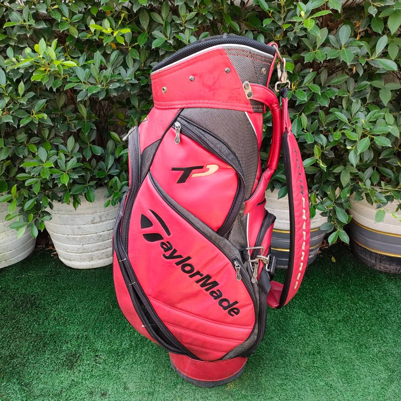 ถุงกอล์ฟ TAYLORMADE R5 มือสอง ** ถุงกอล์ฟมีตำหนิ ชิฟเเตก มีรูปให้ชมท้ายสุดค่ะ ** ถุงสวยมาก ถุง TOUR ใบใหญ่ สีแสบสุดๆ