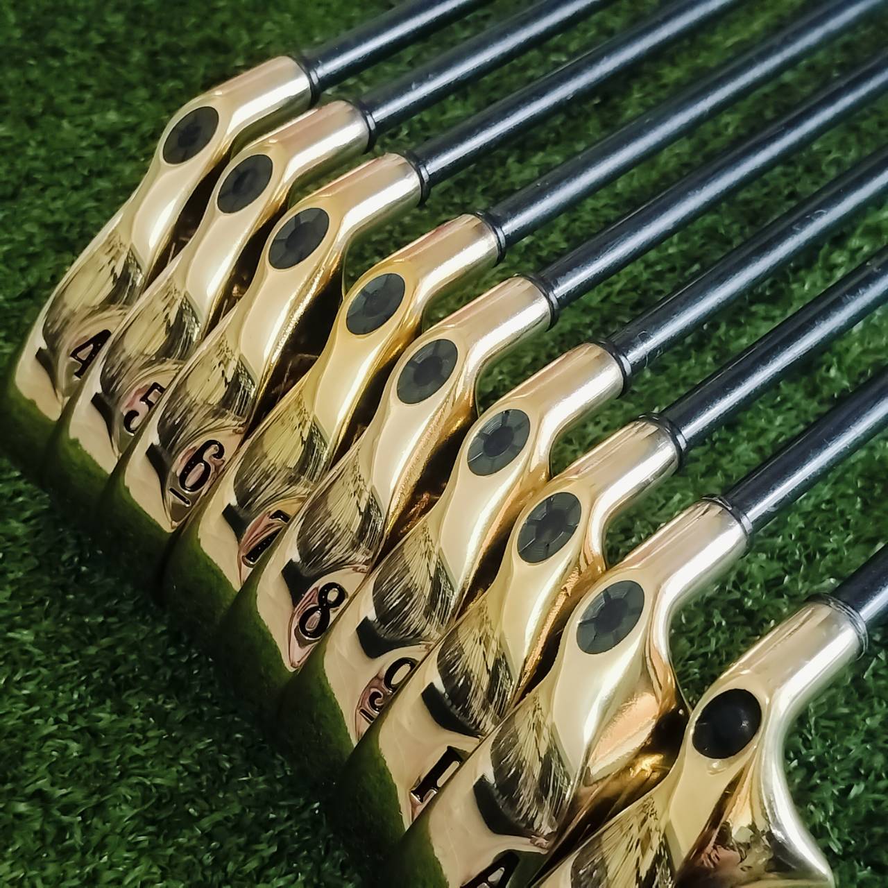 ชุดเหล็ก Callaway BIGBERTHAR GOLD ผลิตจากวัสดุ ทองแดงเบริลเลียม ( BeCu ) ปัดเงาให้เรียบร้อย สวยระดับนางฟ้า หรูหรามาก ไม้กอล์ฟพรีเมี่ยมมือสอง By NakaraLuxurious