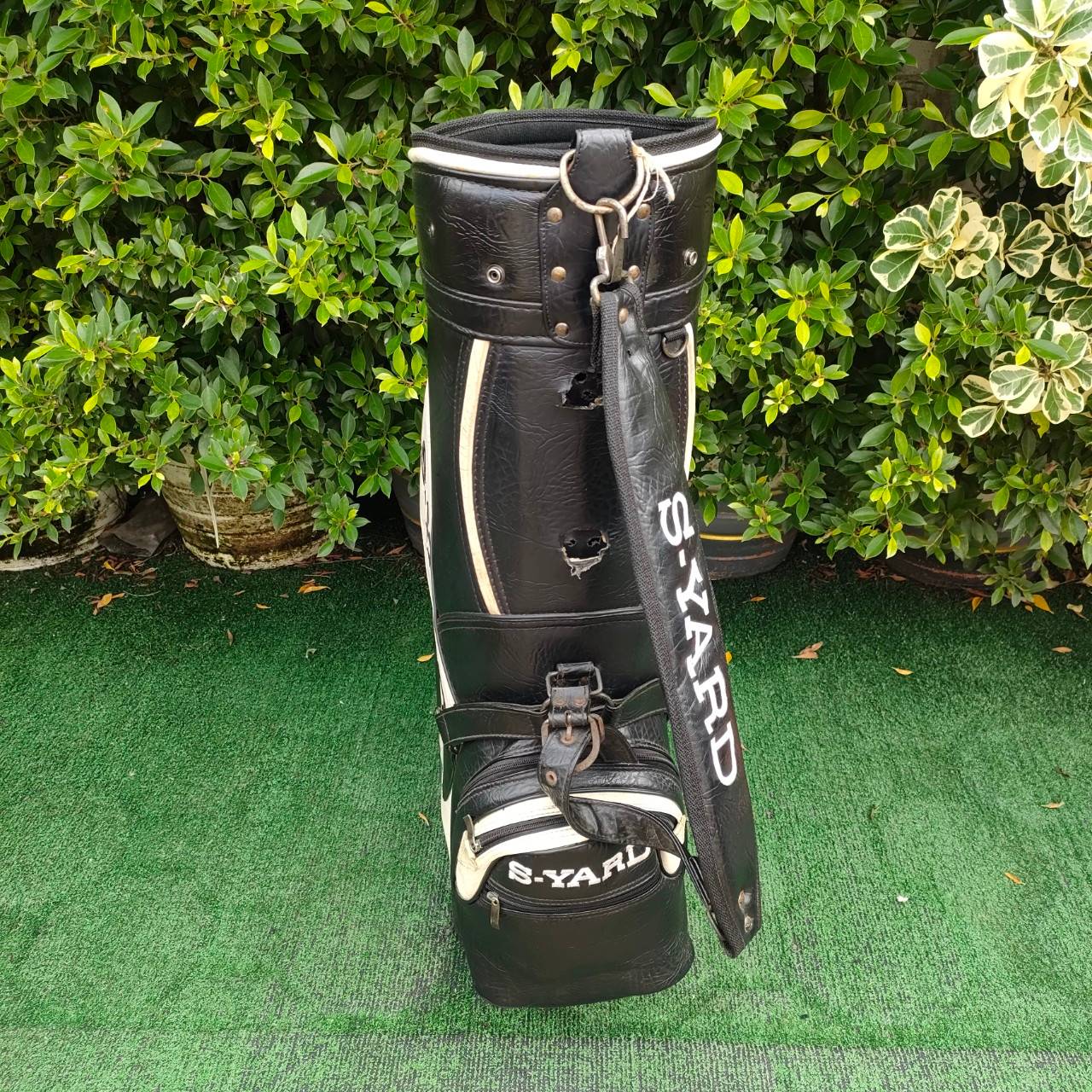 ถุงกอล์ฟ S-YARD T9 DRIVER มือสอง **ตำหนิมีรอยขาดตรงที่จับเเละ COVER มีรอยขาด**โปรดสังเกตตำหนิให้ดีก่อนซื้อ** มือสอง ของแท้ BY NakaraLuxurious