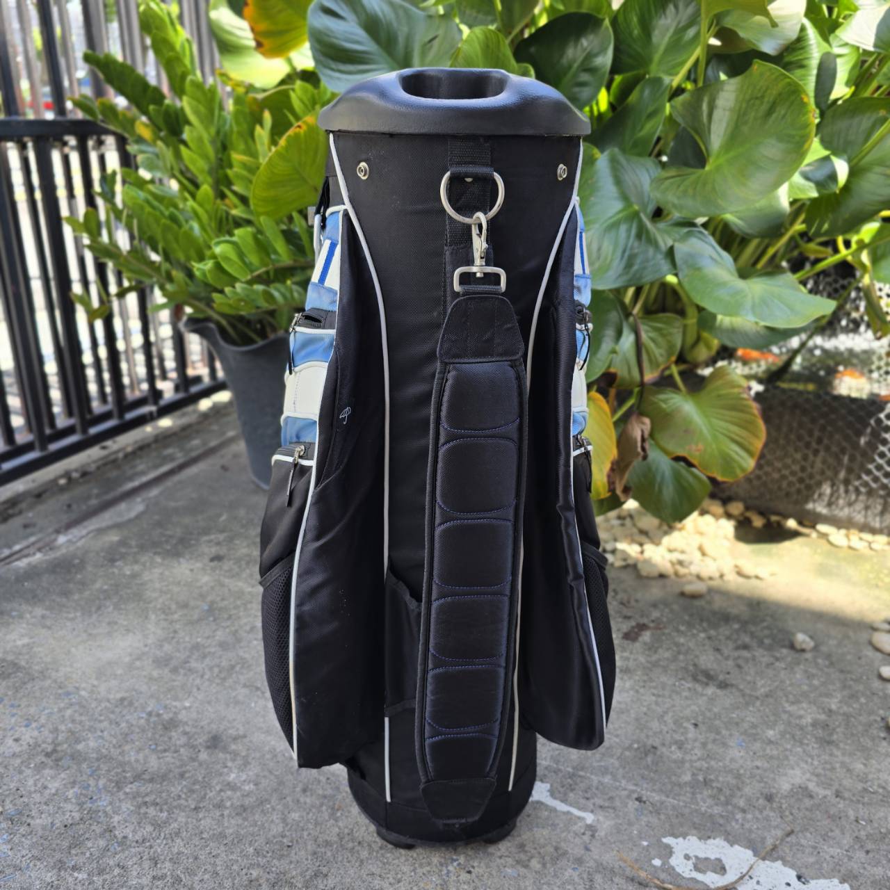 ถุงกอล์ฟ BAG BOY **ชาย COVER รุ่ยเล็กน้อย** นอกนั้นสภาพสวยสมบูรณ์ จุดเด่นที่ช่องใส่ไม้กอล์ฟ ที่แยกแต่ละชิ้น และรักษา อุปกรณ์ได้ดีมากที่สุดค่ะ