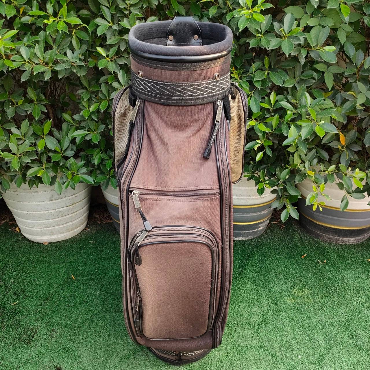 ถุงกอล์ฟ T.O.O.L.S FOR GOLF มือสอง ถุงสีซีดนะครับ ดูโทรม แต่สภาพรวมใช้ได้ทุกจุด