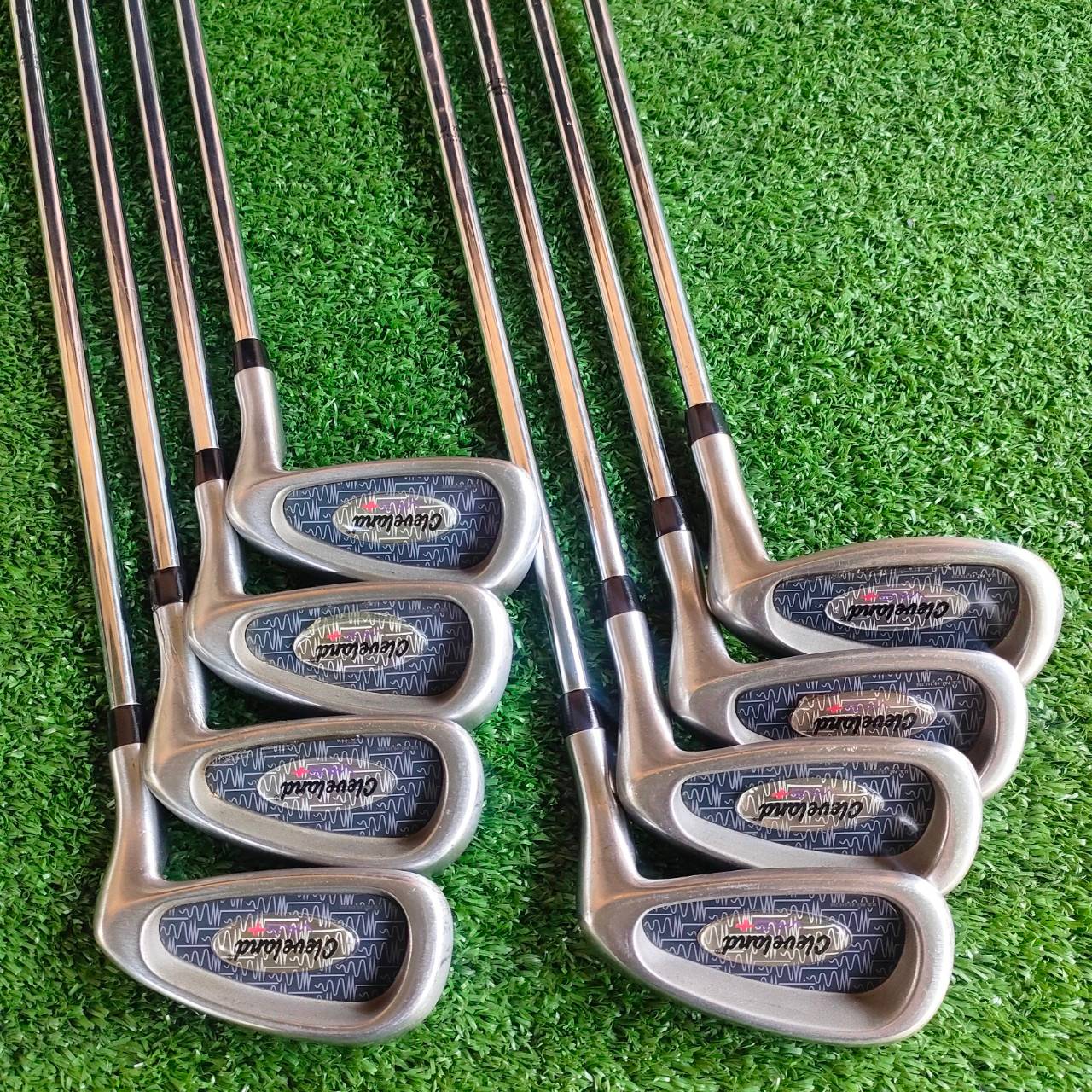ชุดเหล็ก CLEVELAND VAS+ มีเหล็ก 4-9 เเละ PW SW ก้าน CLEVLAND FLEX MEDIUM ประมาณ FLEX SR สติ๊กเกอร์ที่ก้านครบ สวยเดิมๆทั้งชุดเลยค่ะ ไม้กอล์ฟพรีเมี่ยมมือสอง ของแท้ By NakaraLuxurious