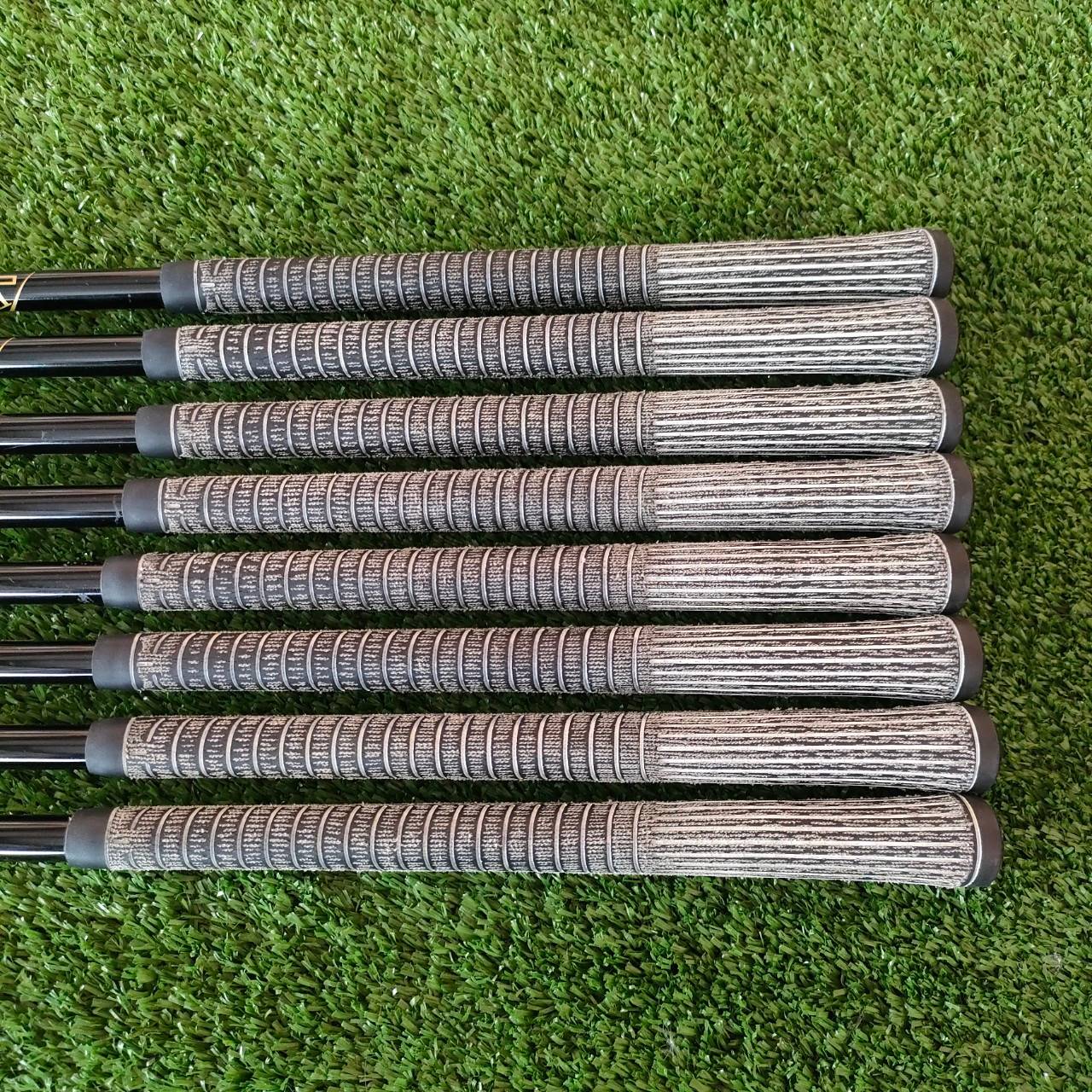 ชุดเหล็ก KING COBRA C-J SPECIAL 001 OVERSIZE มีเหล็ก 3,4,5,6,7,8,9,10 ก้าน KING COBRA FLEX R สภาพสวยเดิมเหล็กครบ COBRA เป็นแบรนด์ที่ตั้งใจผลิต ให้ออกมาตีง่ายมากๆและรุ่นนี้ ใบใหญ่ OVERSIZE ทำให้ตีโดนง่ายมาก ตีสบายๆระยะดี ทิศทางดี สปินดีครับ ราคาก็คุ้มแสนคุ