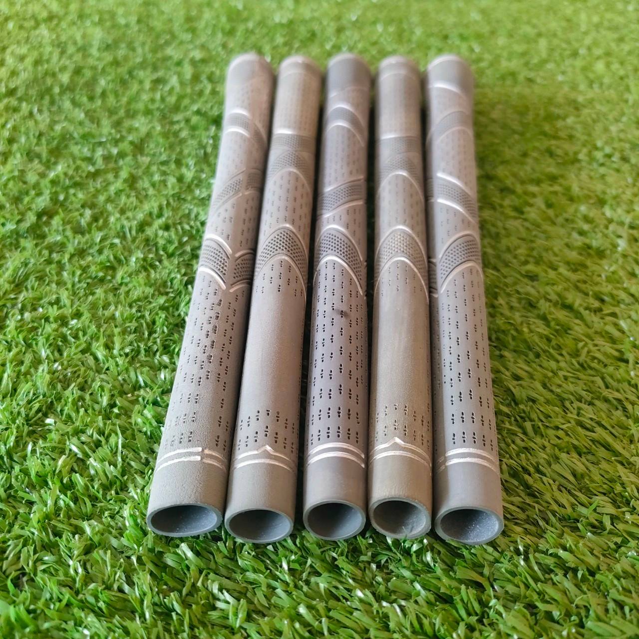 **ราคาต่อชิ้น** GRIP CUSTOM ของใหม่!!! วัสดุพรีเมี่ยม ออกแบบลายให้จับพอดีกับลักษณะมือ!! มือหนึ่ง ของแท้ BY NakaraLuxurious