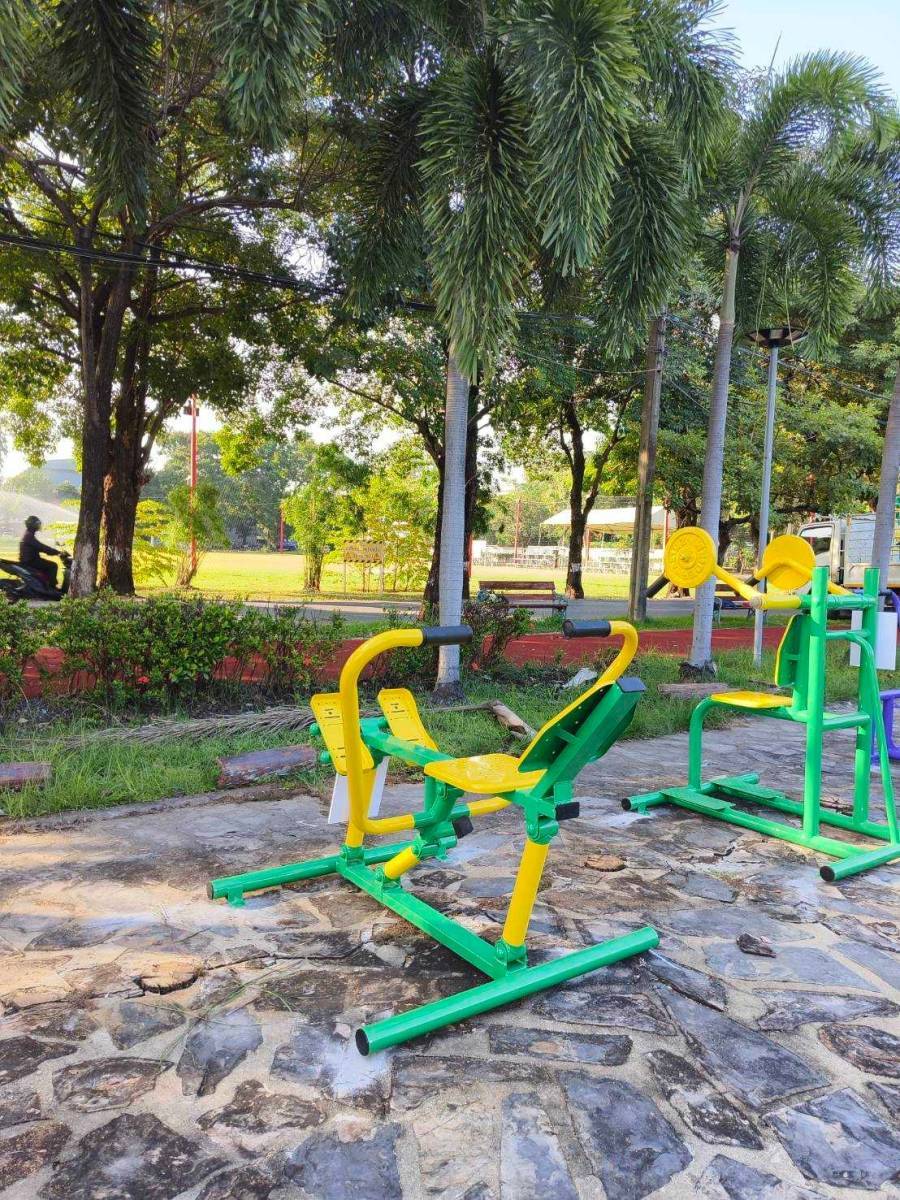 เครื่องออกกำลังกายกลางแจ้งผู้ใหญ่,บริหารแขน-หน้าท้อง (แบบกรรเชียงคู่),ลานกีฬาอเนกประสงค์ ,สวนสาธารณะ ,เทศบาล ,หมู่บ้าน ,ผลิตในไทย ,สั่งทำตามสีที่ต้องการได้ ขนาด 120 x 200 x 100 ซม.