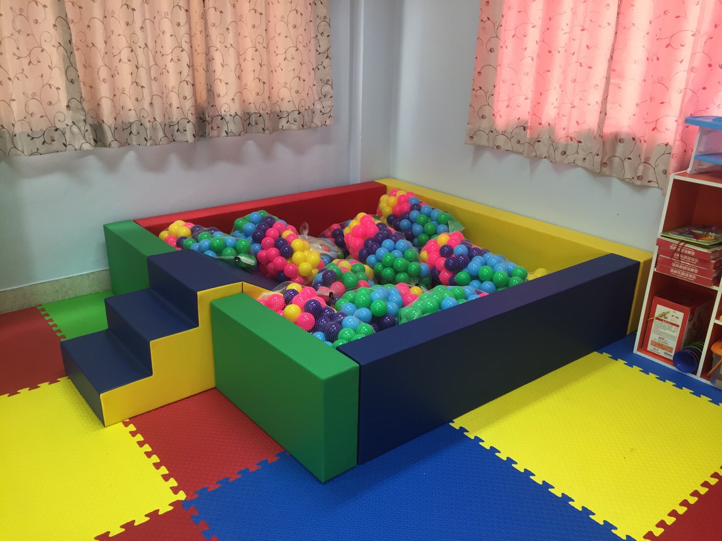 บ่อบอลพร้อมสไลด์ มีบันได แถมเบาะปูพื้น,อ่างบอลสี่เหลี่ยมนุ่มนิ่ม กันกระแทก เบาะนุ่ม หนัง pvc คอกกั้นเด็ก รับทำบ้านบอลในห้าง