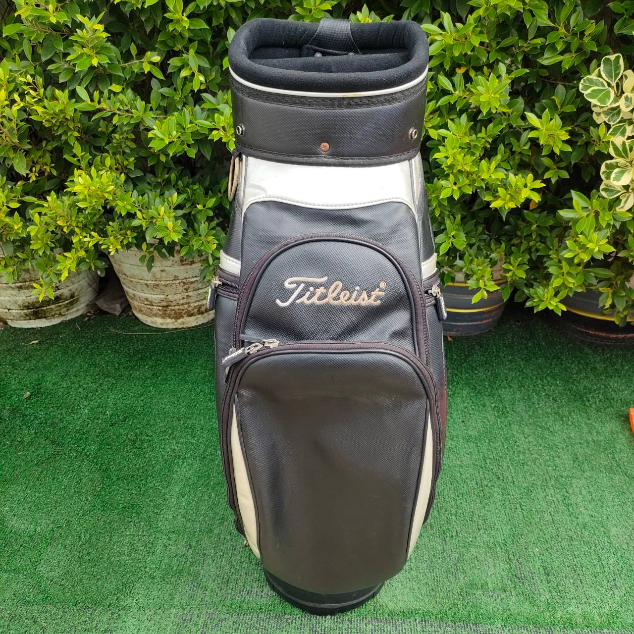 ถุงกอล์ฟ TITLEIST มือสอง TOUR ใบใหญ่ แข็งแรง กันน้ำ สภาพปานกลาง มีขึ้นสนิมที่ส่วนโลหะ มือสอง ของแท้ BY NakaraLuxurious