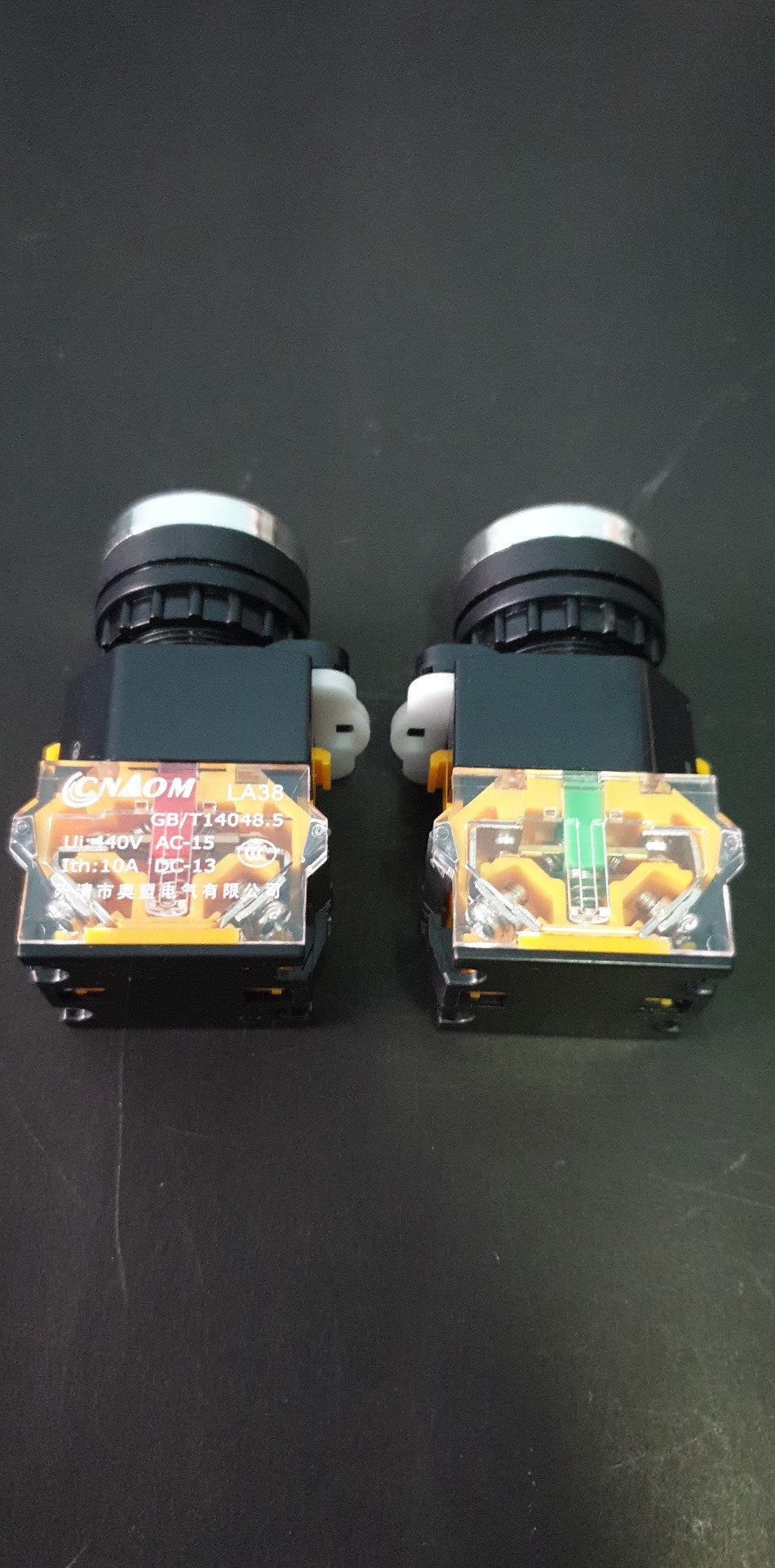 ปุ่มกดสีเหลือง (กดติดปล่อยดับ/กดติดกดดับ) LA38 22mm Flat Head Pushbutton Switch 1NO/1NC ( ไม่มี LED )