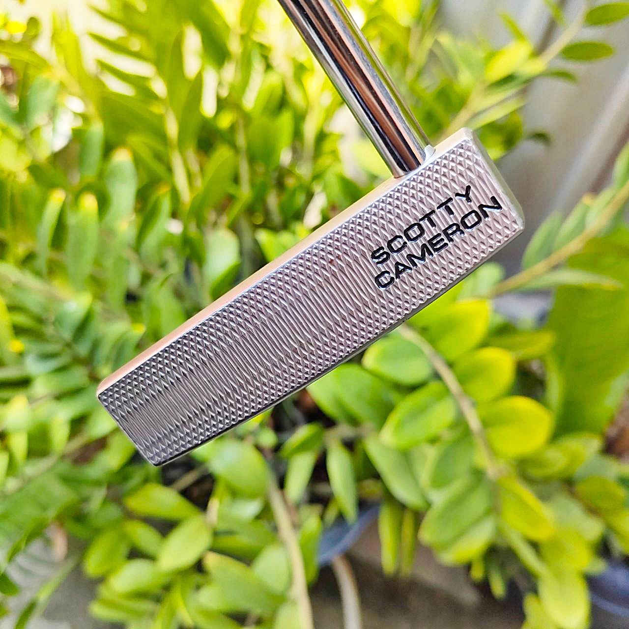 PUTTER SCOTTY CAMERON GOLO 5 ความยาว 35 นิ้ว สภาพสวยเดิมๆทุกอย่าง เสถียรขณะสโตรกลูกสูงสุด ชดเชยสูงมาก เรียกได้ว่าพัตต์ง่ายที่สุดก็ได้ น้ำหนักดีมาก ไม้กอล์ฟมือสอง ของแท้ BY NakaraLuxurious