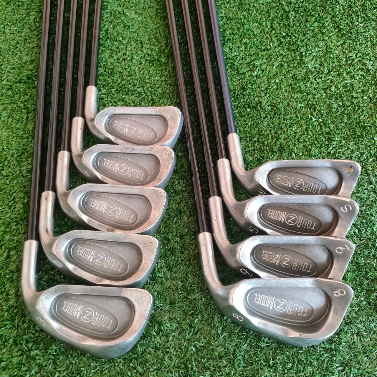 ชุดเหล็ก TOUR Z MODEL มีเหล็ก 3-9 เเละ PW SW ก้าน CHAMPIO FLEX R สภาพสวยมาก เดิมๆทุกอย่าง ใบออกแบบมาให้ตีง่ายมาก กระจายน้ำหนักได้ดีมากๆ ไม้กอล์ฟมือสอง ของแท้ BY NakaraLuxurious