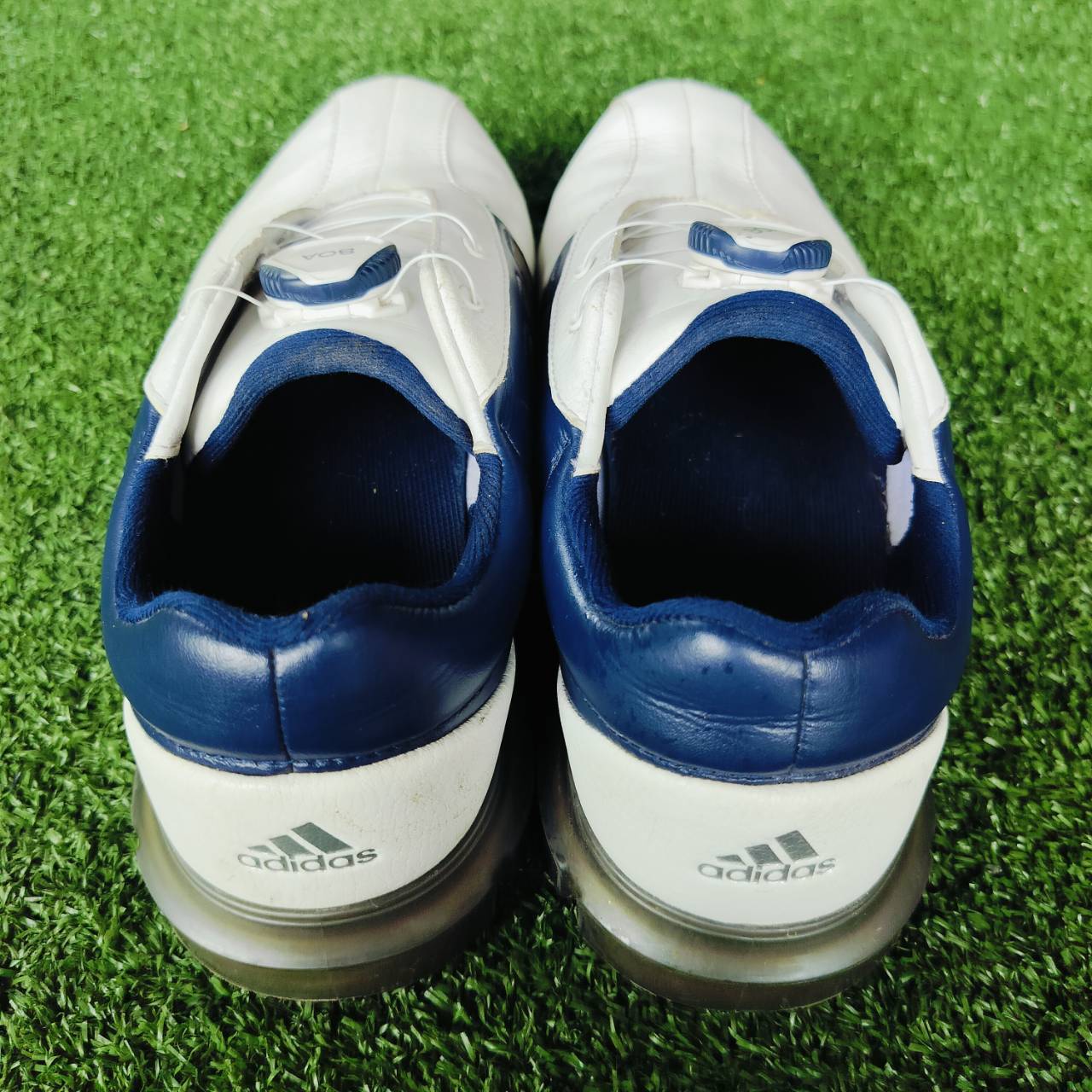 รองเท้ากอล์ฟ ADIDAS มือสอง เบอร์ 7 US ค่ะ ใส่ง่ายมาก เป็นปุ่มหมุด BOA อย่างดี ไม่ต้องคอยผูกเชือก ปุ่มยึดเกาะดีมาก ปรับเปลี่ยนได้ ไม้กอล์ฟพรีเมี่ยมญี่ปุ่นมือสอง By NakaraLuxurious