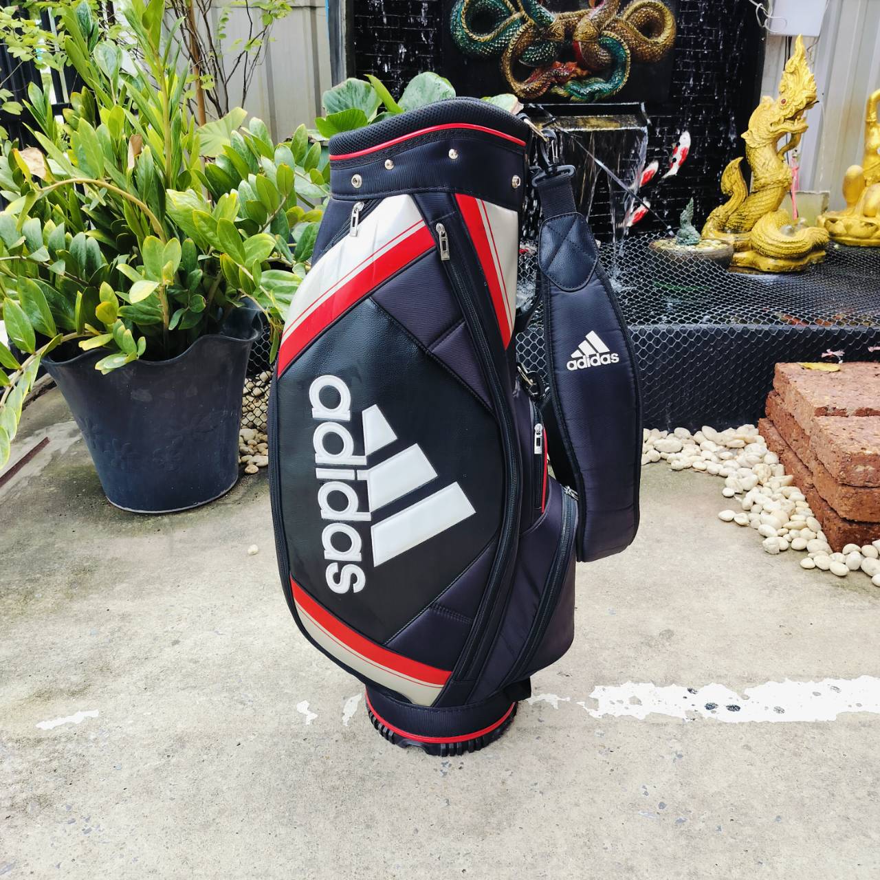 ถุงกอล์ฟ ADIDAS ของแท้ มือสอง สภาพสวยมาก เดิมๆ คุณภาพดีมาก ถุงเบากันน้ำ ของใหม่มีราคาแพงมาก!!!