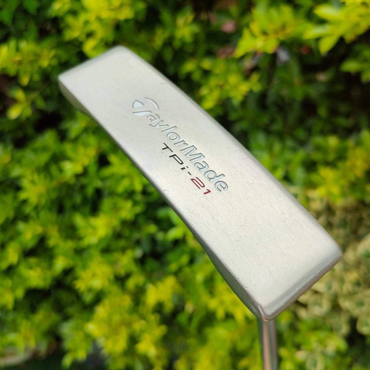 PUTTER TAYLORMADE TPi-21 ความยาว 34 นิ้ว ก้าน TAYLORMADE TPi วัสดุสุดพรีเมี่ยม เนื้อเหล็กสวย!! หน้าอินเซิร์ทพิเศษทั้งนุ่ม และลอยขลุขละจะช่วยในการหมุน!!! ไม้กอล์ฟมือสอง ของแท้ BY NakaraLuxurious