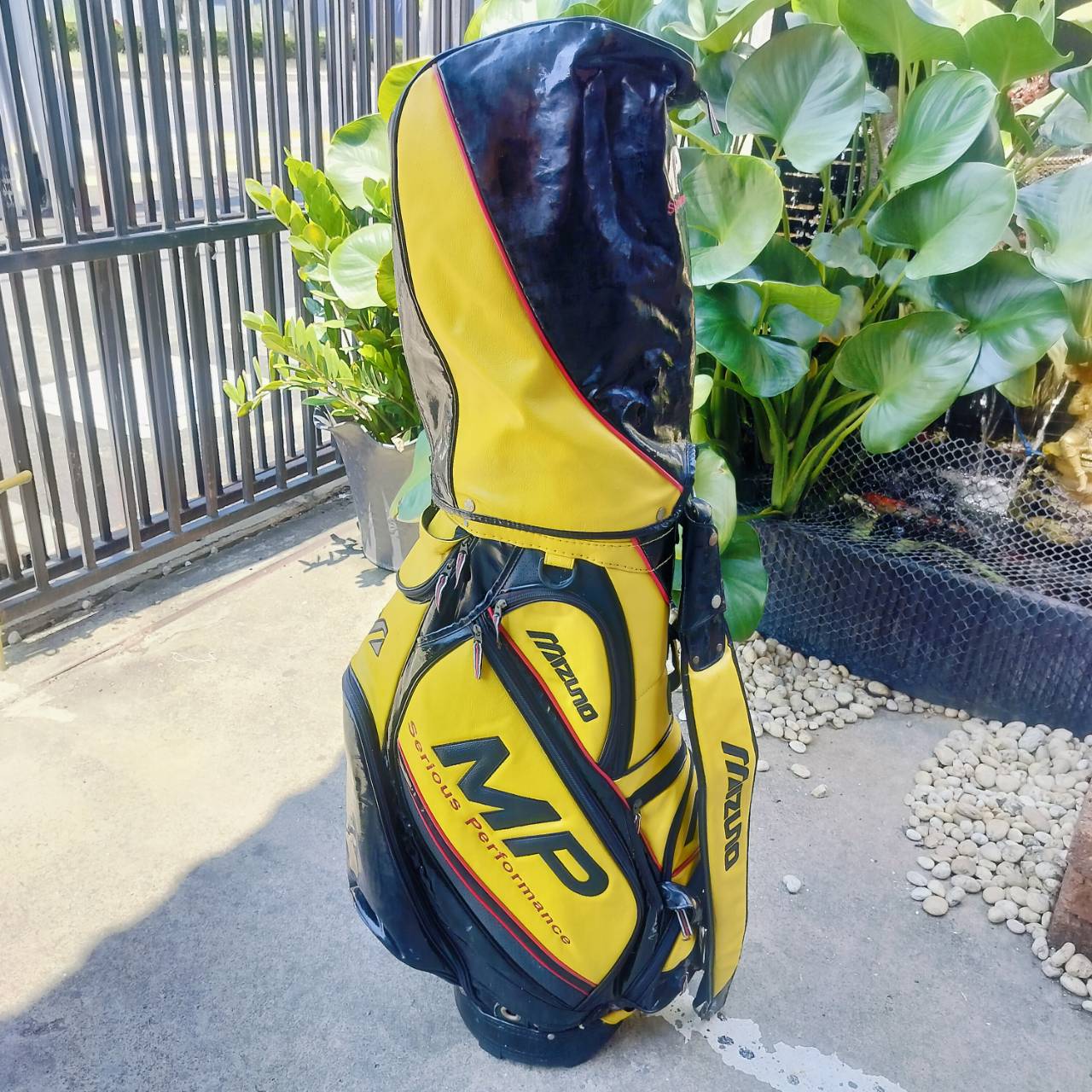 ถุงกอล์ฟ MIZUNO MP ถุง TOUR ใบใหญ่ มือสอง ของแท้ สวยมากๆ วัสดุดีมาก ออกแบบระดับโปร รุ่นนี้มือหนึ่งหมื่นกว่าบาทค่ะ!!!