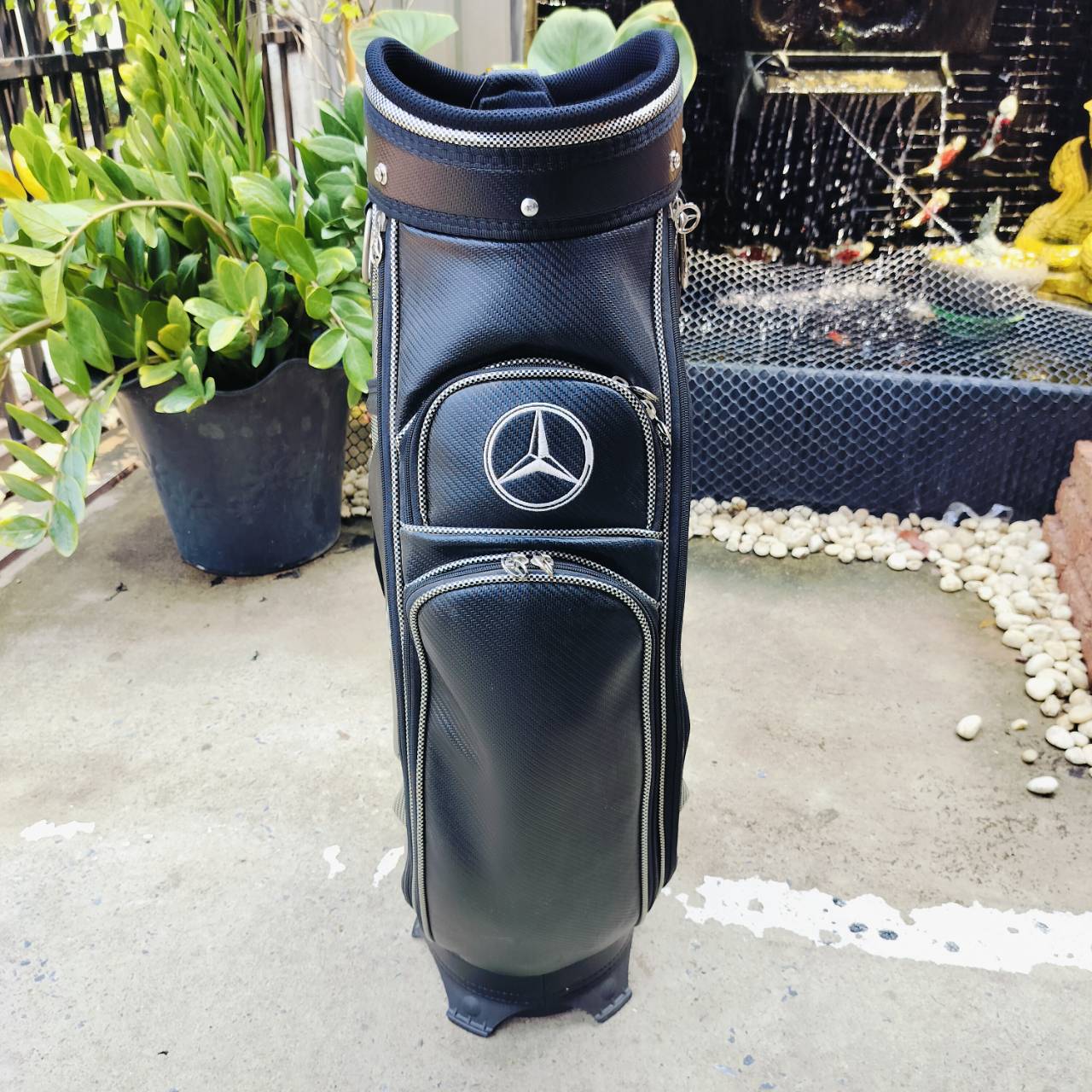 ถุงกอล์ฟมือสอง BENZ สภาพสวยเดิม ใบขนาดกำลังดี วัสดุดีมาก น่าใช้ ใส่ของได้เยอะ กันน้ำ ไม่หนัก