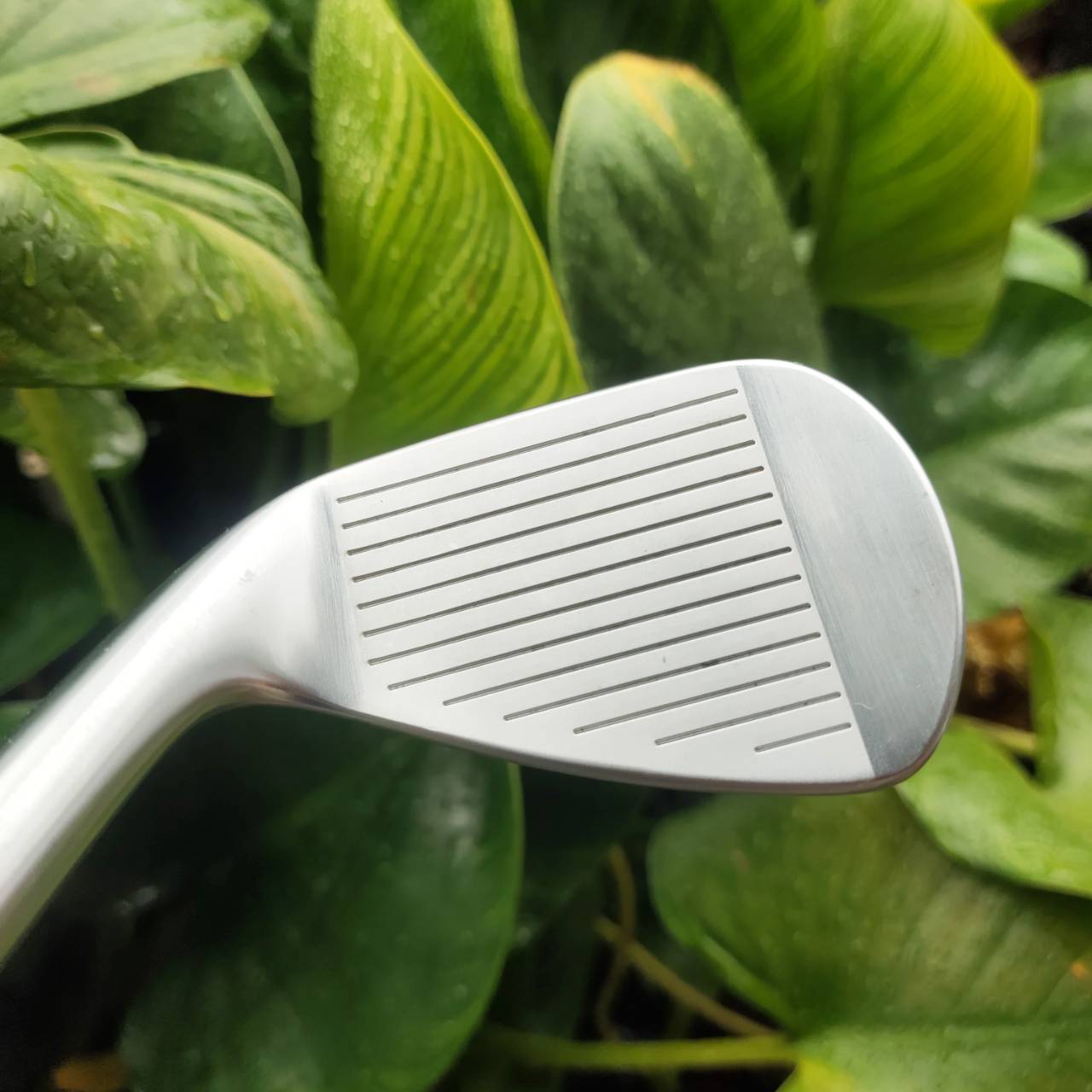 ชุดเหล็ก TITLEIST T100S FORGED (รุ่นปี 2022) 🔧 ใช้ทังสเตน D18 + เทคโนโลยีงานอากาศยาน ✈️ • หน้าไม้ฟอร์จชิ้นเดียว ให้ความรู้สึกแน่นและแม่นยำ 🎯