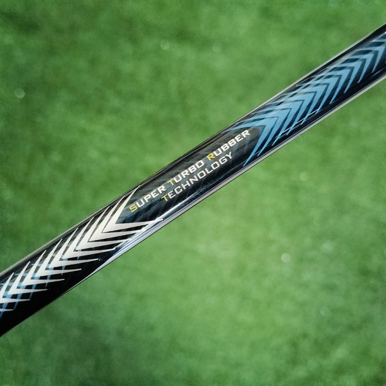 Tourstage ViQ Driver เป็นไดรเวอร์จากแบรนด์ญี่ปุ่นที่ออกแบบมาเพื่อช่วยให้นักกอล์ฟสามารถตีลูกได้ไกลและตรงมากขึ้น โดยเน้นความรู้สึกนุ่มนวลและความมั่นใจในการสวิง ไม้กอล์ฟพรีเมี่ยมมือสอง ของแท้ By NakaraLuxurious