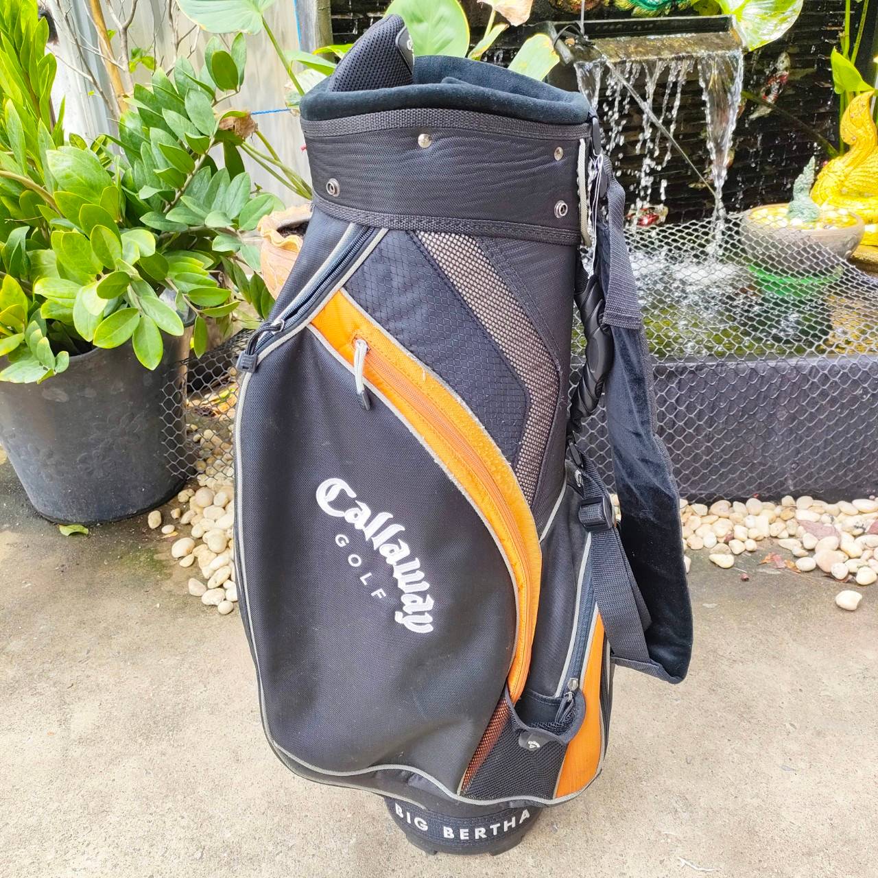 ถุงกอล์ฟ CALLAWAY มือสอง ถุงกอล์ฟ มีตำหนิ ตัวดึงชิฟ หลุด มีรูปให้ชมค่ะ ถุงกอล์ฟมีสีซีด!!! สภาพปานกลาง โดยรวมถุงแข็งแรงใช้ได้ดี ไม้กอล์ฟพรีเมี่ยมมือสอง ของแท้ By NakaraLuxurious