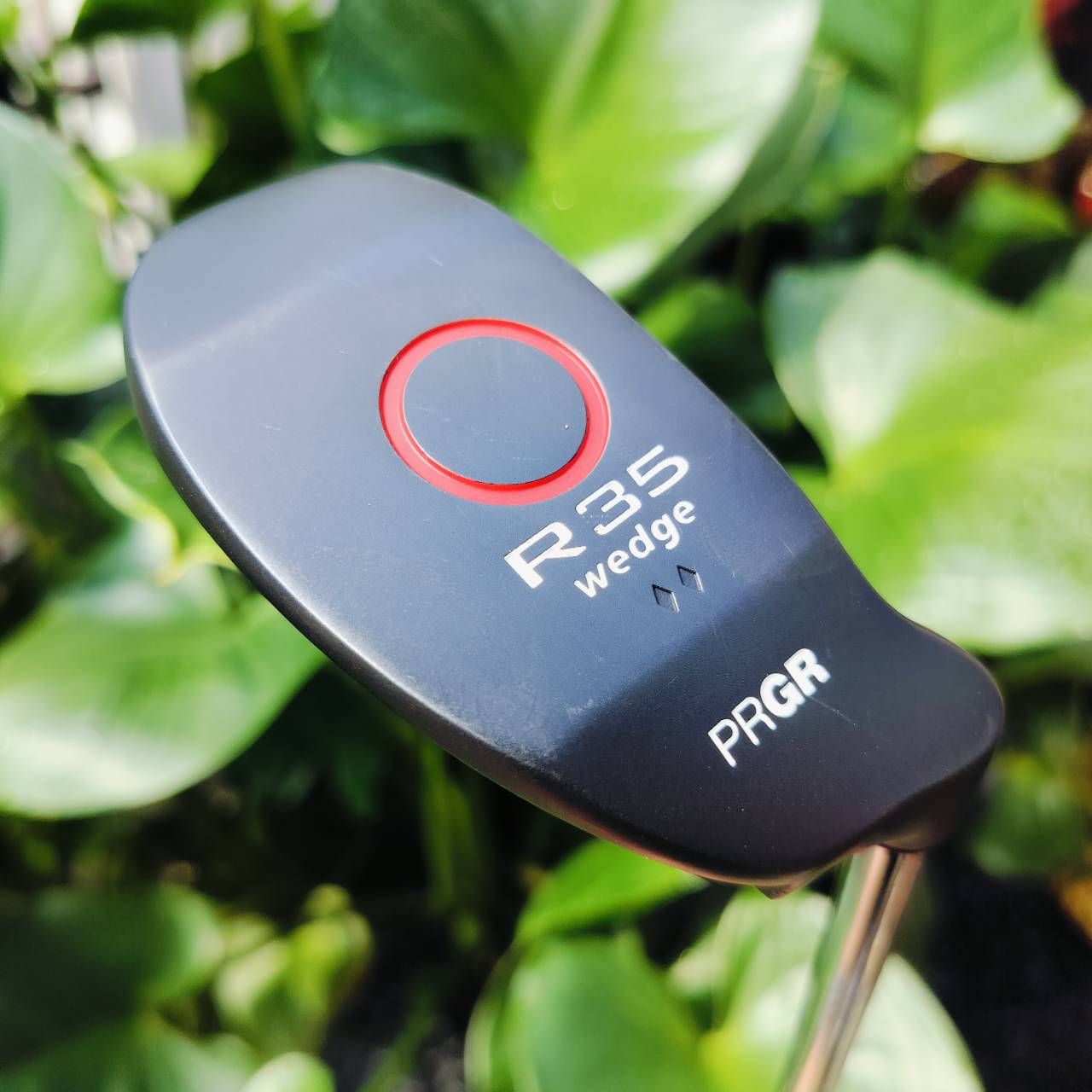 CHIPPER PRGR R-35 WEDGE งานพรีเมี่ยมญี่ปุ่น วัสดุสุดพรีเมี่ยม เล่นข้างกรีน ชิพแอนด์รัน หวังผล เล็งไลน์ดีๆ มีโอกาสมากกว่าใช้ WEDGE ออกแบบได้ดีกว่า CHIPPER ทั่วไป ไม้กอล์ฟพรีเมี่ยมมือสอง ของแท้ By NakaraLuxurious