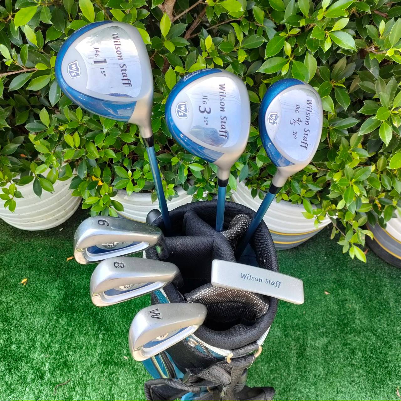 ไม้กอล์ฟเด็กพรีเมี่ยมครบชุด WILSON STAFF พร้อมถุงขาตั้ง ของแท้ เดิมๆ COVER ครบ เหล็ก 6 ยาว 34 นิ้ว สภาพสวยสมบูรณ์ น้องๆ สามารถออกรอบได้เลย ถุงกอล์ฟแบบมีขาตั้ง สายสะพายหลัง สามารถใช้แข่ง ของสมาคมได้ครับ