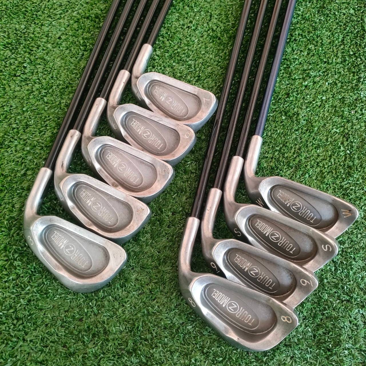 ชุดเหล็ก TOUR Z MODEL มีเหล็ก 3-9 เเละ PW SW ก้าน CHAMPIO FLEX R สภาพสวยมาก เดิมๆทุกอย่าง ใบออกแบบมาให้ตีง่ายมาก กระจายน้ำหนักได้ดีมากๆ ไม้กอล์ฟมือสอง ของแท้ BY NakaraLuxurious