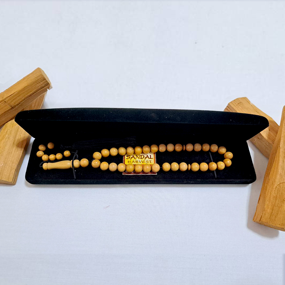 สร้อยข้อมือ ไม้จันทน์หอมแท้ 100% จากอินเดีย (33 เม็ด) ในกล่องกำมะหยี่ สวยหรู งานทำมือ ละเอียด ปราณีต ทุกเม็ด ไม่มีน้ำหอม ไม่ทำสี
