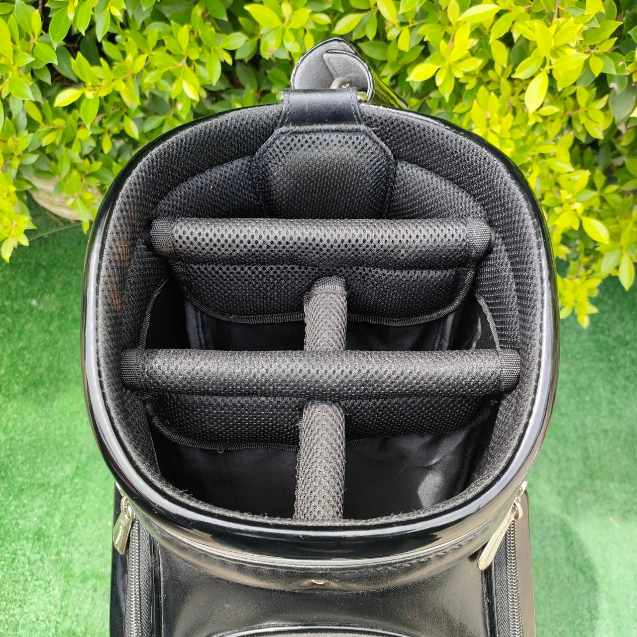 ถุงกอล์ฟ TAYLORMADE มือสอง Premium Modern สวยนางฟ้า *** เจ้าของเดิมทำ COVER ด้านบนหาย ที่ใส่อยู่เป็น COVER BENZ แท้ชั่วคราว ไม้กอล์ฟมือสอง ของแท้ BY NakaraLuxurious