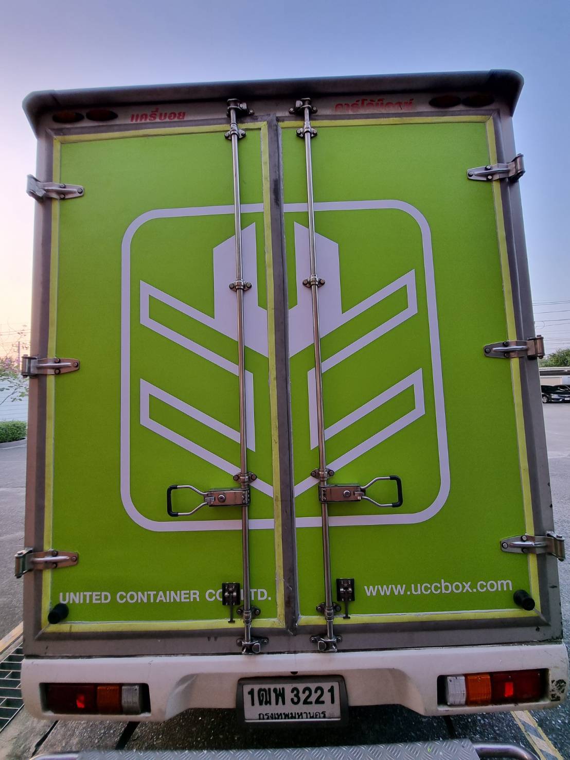 งานติดสติ๊กเกอร์รถกระบะตู้ทึบ