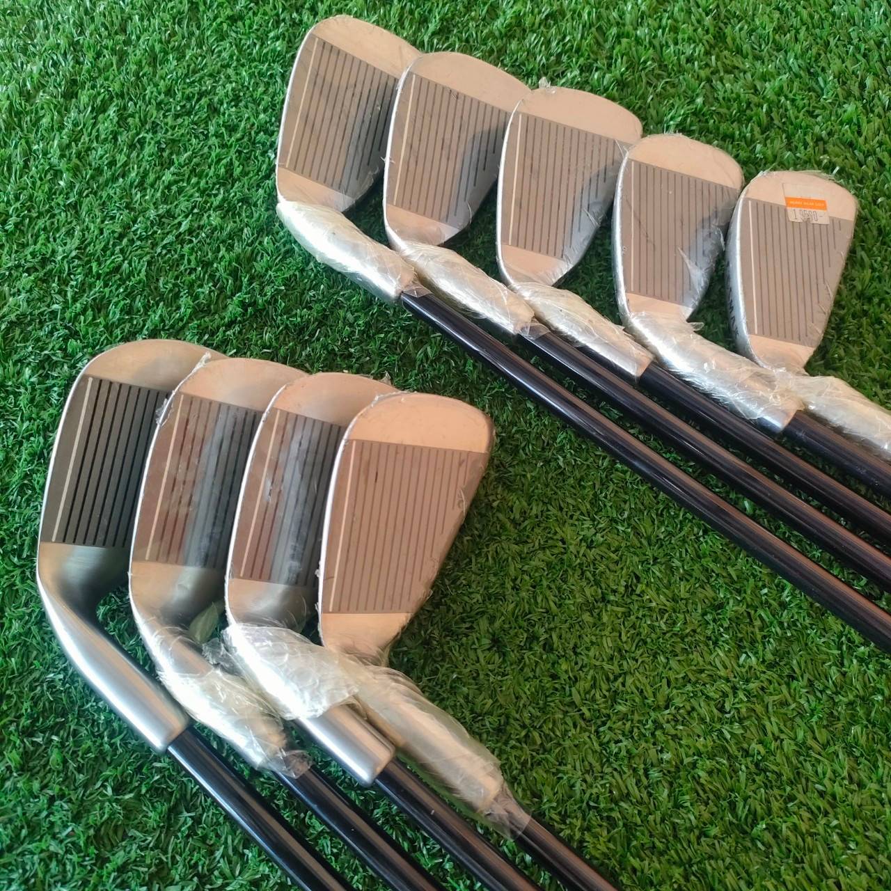 ชุดเหล็ก COSMAX POWER SOLE ของใหม่!! มีเหล็ก 3-9 เเละ PW SW ก้าน PARAGON FLEX R ออกแบบได้ลงตัว ออฟเซ็ตกำลังดี!! หลัง CAVITY ลึก เป็นเหล็กที่ตีง่ายมาก!! ไม้กอล์ฟมือสอง ของแท้ BY NakaraLuxurious