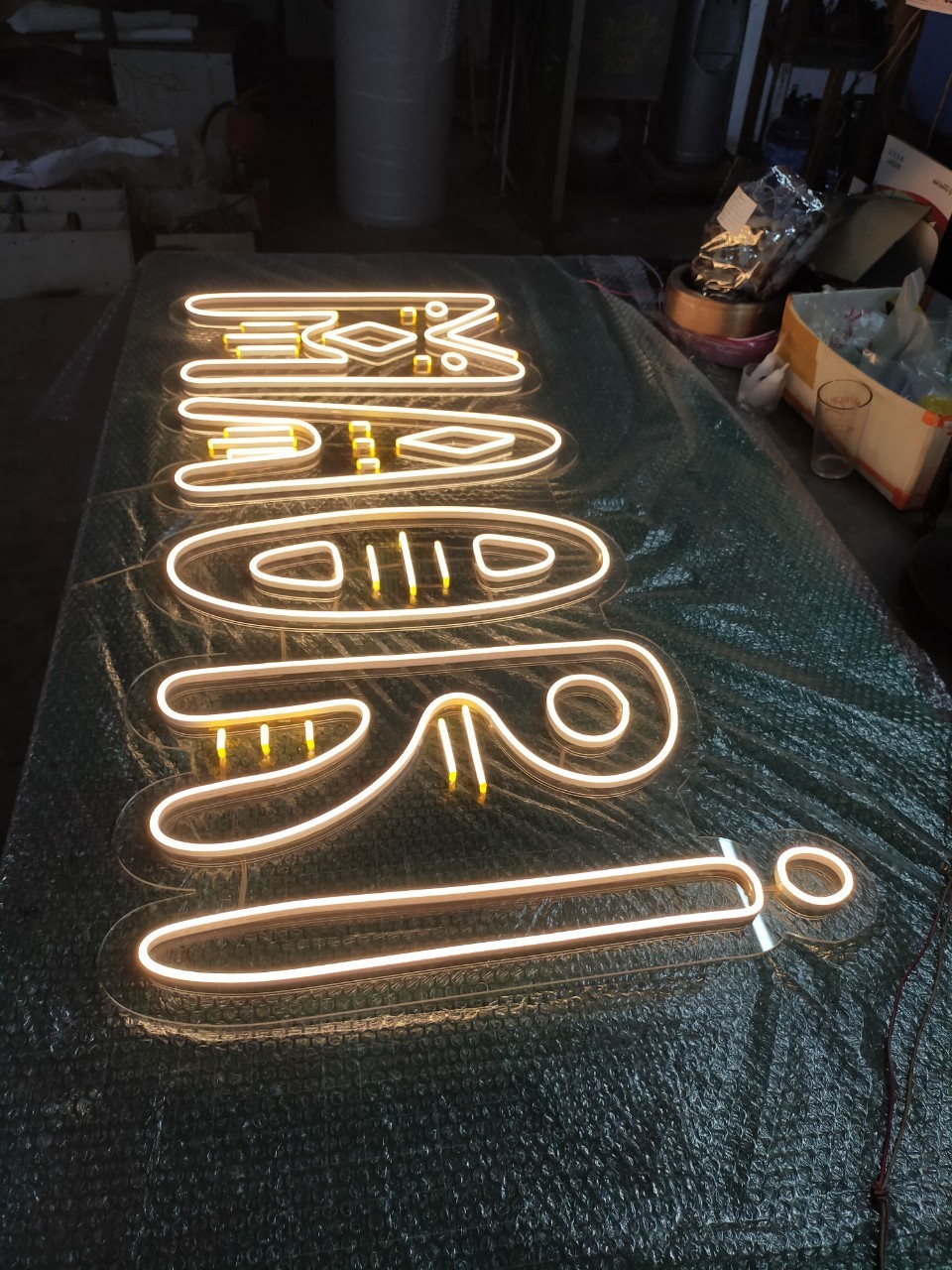 ไฟนีออน เฟค