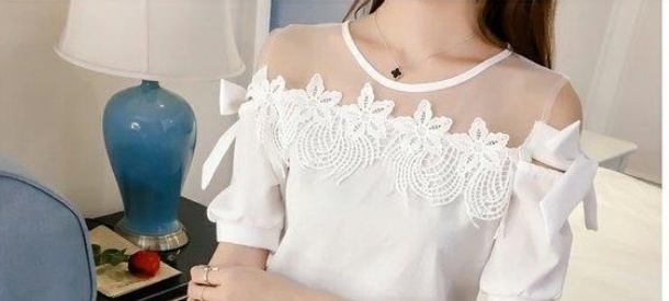 เสื้อแฟชั่นเว้าไหล่แขนผูกโบว์ ตกแต่งลูกไม้ซีทรูหน้าอก ตามแบบสีขาว
