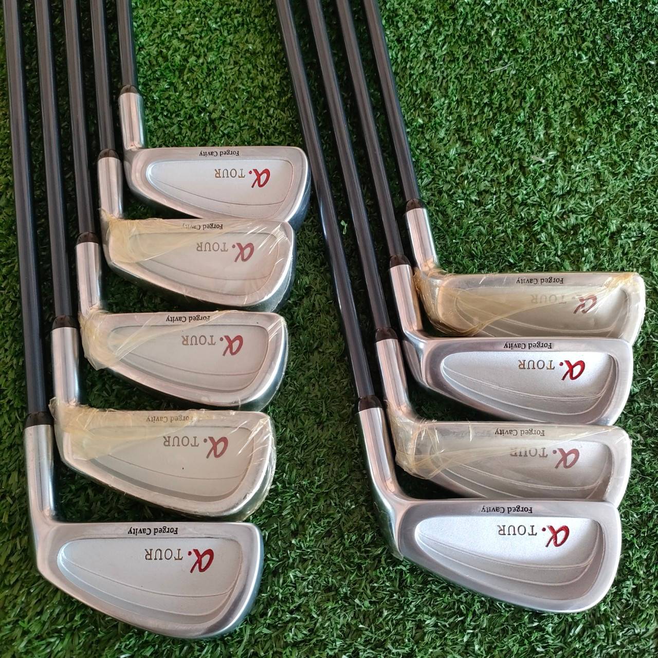 ชุดเหล็ก KENT α .TOUR FORGED CAVITY ของใหม่ ในซีล แต่มี กริพนึงมีตำหนิ รูปสุดท้าย มีเหล็ก 3-9 เเละ PW SW ก้าน KENT α-TOUR FLEX R เป็นเหล็ก FORGED CAVITY สุดพรีเมี่ยม!! ไม้กอล์ฟมือหนึ่ง ของแท้ BY NakaraLuxurious