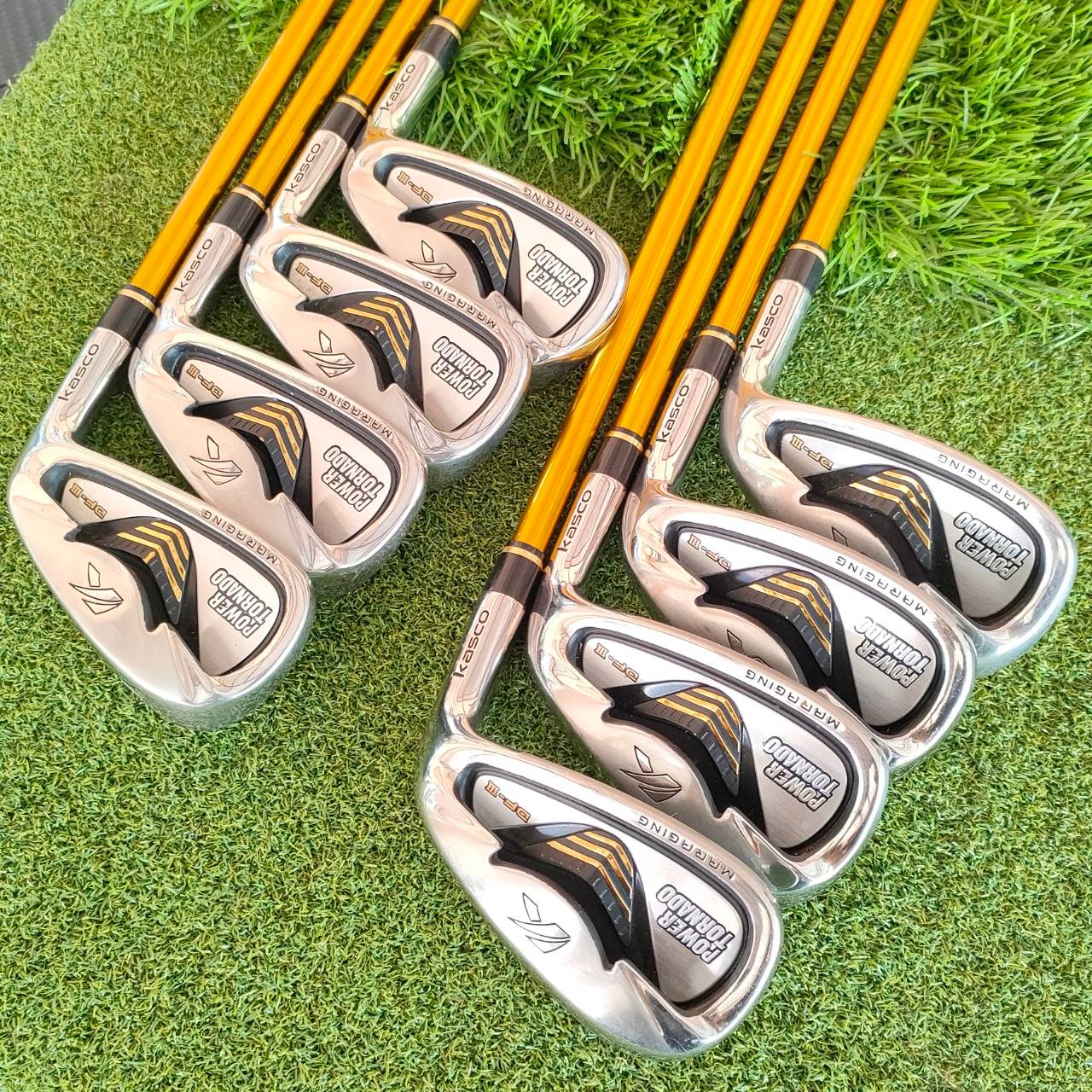 ชุดเหล็ก KASCO POWER TORNADO DF-III มีเหล็ก 5-9 PW AW SW ได้ทั้งหมด 8 ชิ้น ก้าน KASCO POWER TORNADO DF-III FLEX R เป็นชุดเหล็กหน้าเด้ง หน้า MARAGING ตีไกลสุด ตีไกลกว่าเหล็กปกติมากๆครับ