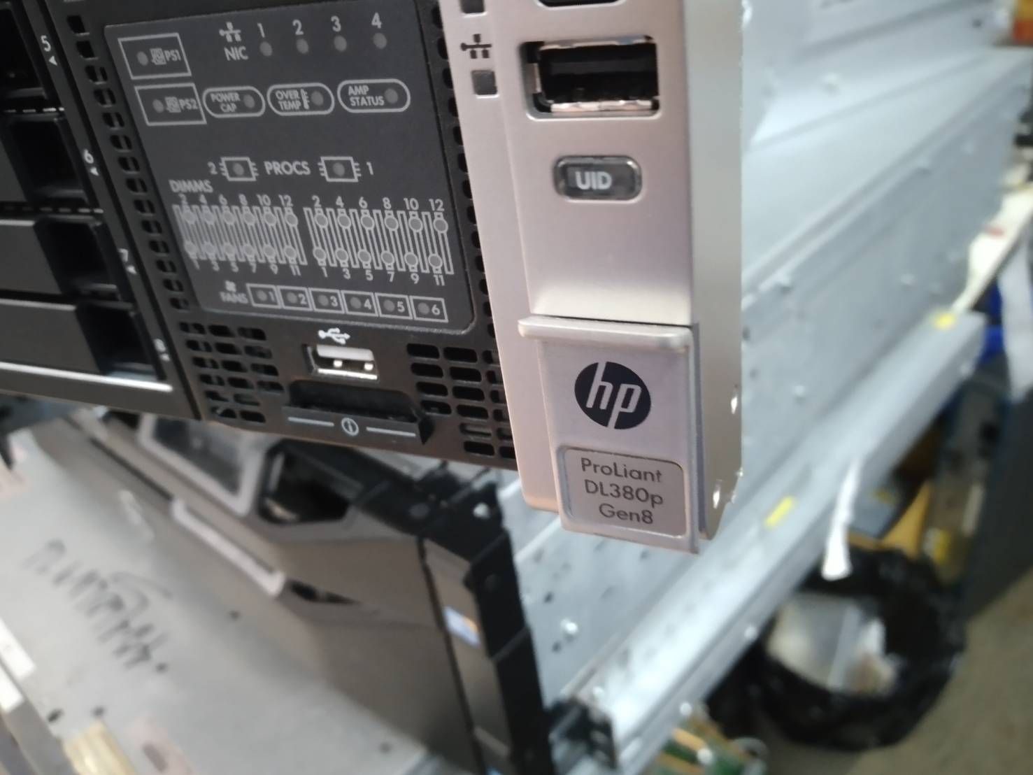 เซิร์ฟเวอร์ HP ProLiant DL380p Gen8 Server พร้อมใช้งาน (E5-2609 Ram 16 GB SAS 300 GB x2)