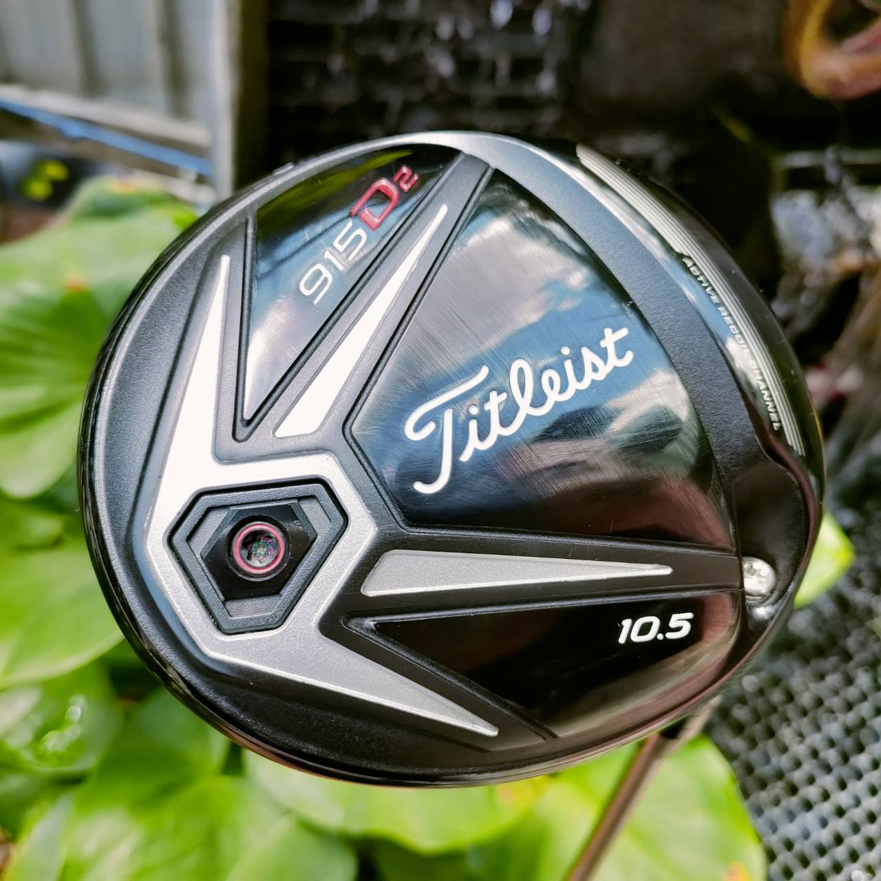Driver Titleist 915D2 ใช้ดีทุกระดับฝีมือ ตีไกลมากจริงๆ หน้าเด้ง RADIAL SPEED ยังมี POCKET SOLE ใกล้หน้าไม้ ช่วยเด้งความเด้งขึ้นอีกหลายเท่า สามารถไขปรับได้หลายจุด เพื่อวิถีลูกที่ดีที่สุด ไม้กอล์ฟพรีเมี่ยมมือสอง ของแท้ By NakaraLuxurious