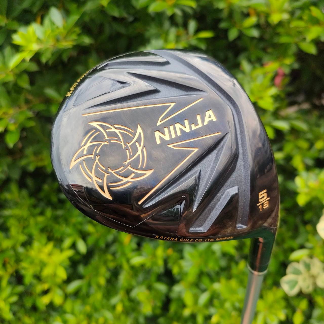 FW 5 KATANA NINJA องศา 18 ก้าน FUJIKURA SPEEDER 378 EVOLUTION FLEX SR รุ่นใหม่ของ KATANA สุดยอดของสุดยอด!! ตีง่าย มีออฟเซ็ตเข้ามาเสริมนิดหน่อย ทำให้ตีได้ตรง ลดอาการเฟดได้ทันที!! ไม้กอล์ฟมือสอง ของแท้ BY NakaraLuxurious