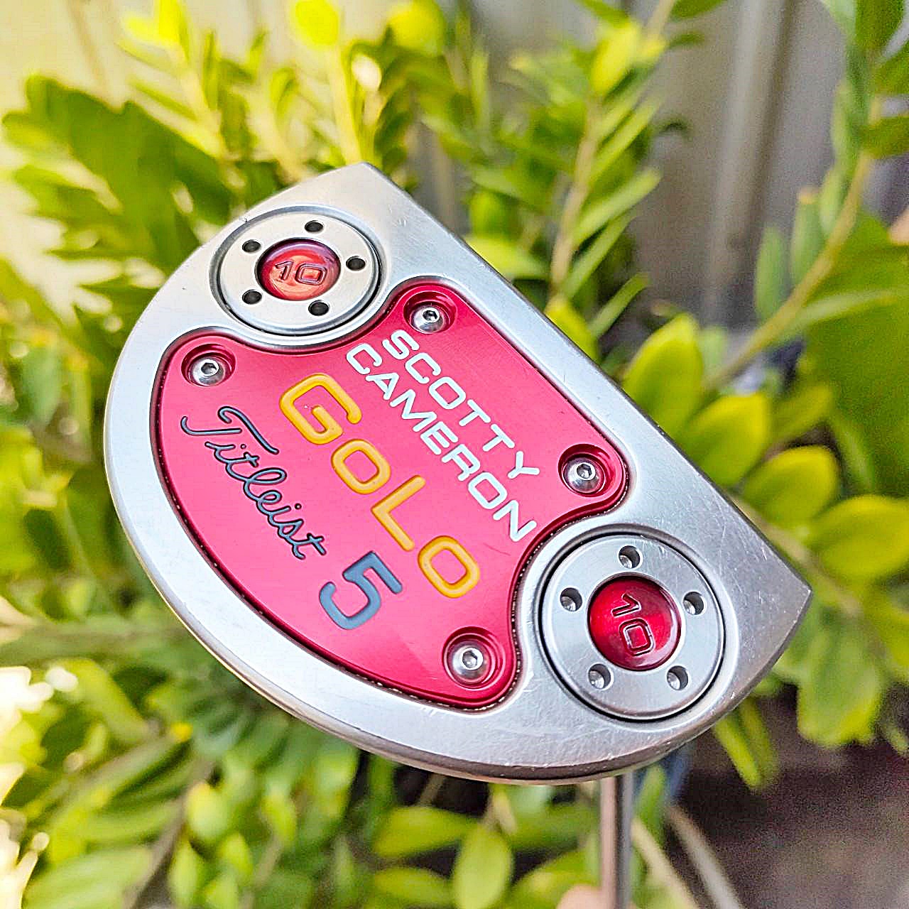 PUTTER SCOTTY CAMERON GOLO 5 ความยาว 35 นิ้ว สภาพสวยเดิมๆทุกอย่าง เสถียรขณะสโตรกลูกสูงสุด ชดเชยสูงมาก เรียกได้ว่าพัตต์ง่ายที่สุดก็ได้ น้ำหนักดีมาก ไม้กอล์ฟมือสอง ของแท้ BY NakaraLuxurious