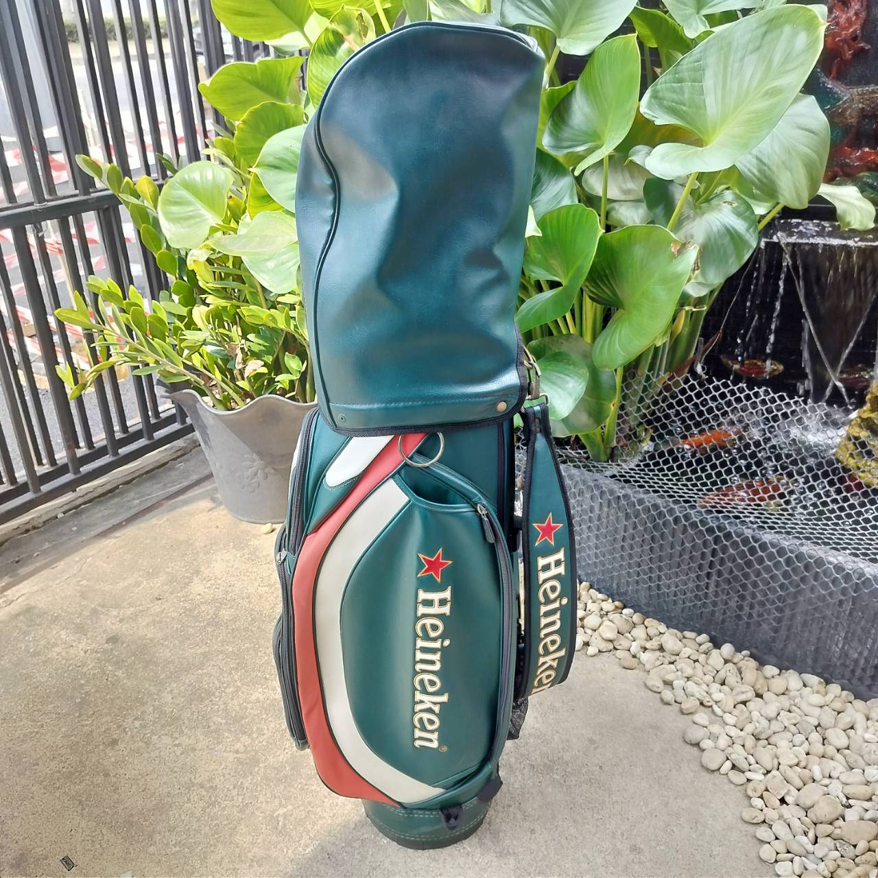 ถุงกอล์ฟ HEINEKEN มือสอง **แป๊ะ COVER หลุด 1 จุด** ติดได้ปกติ 3 จุด ถ้าไม่ซีเรียส ไม่มีผลอะไร ถุงออกแบบสวยมาก
