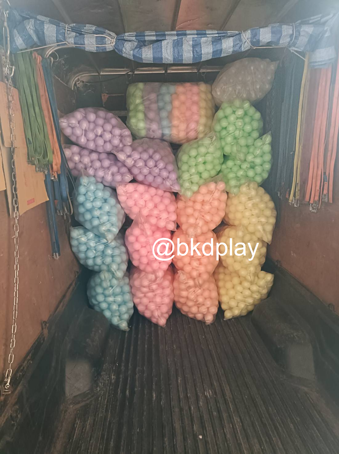 ลูกบอลบ้านบอล ลูกบอลบ่อบอล7ซม. เลือกสีได้ ราคาต่อ100ลูก ขั้นต่ำ300 ลูก ลูกบอลเด็ก ลูกบอลพลาสติกหนาผลิตในไทย ลูกบอลหลากสี พร้อมส่ง