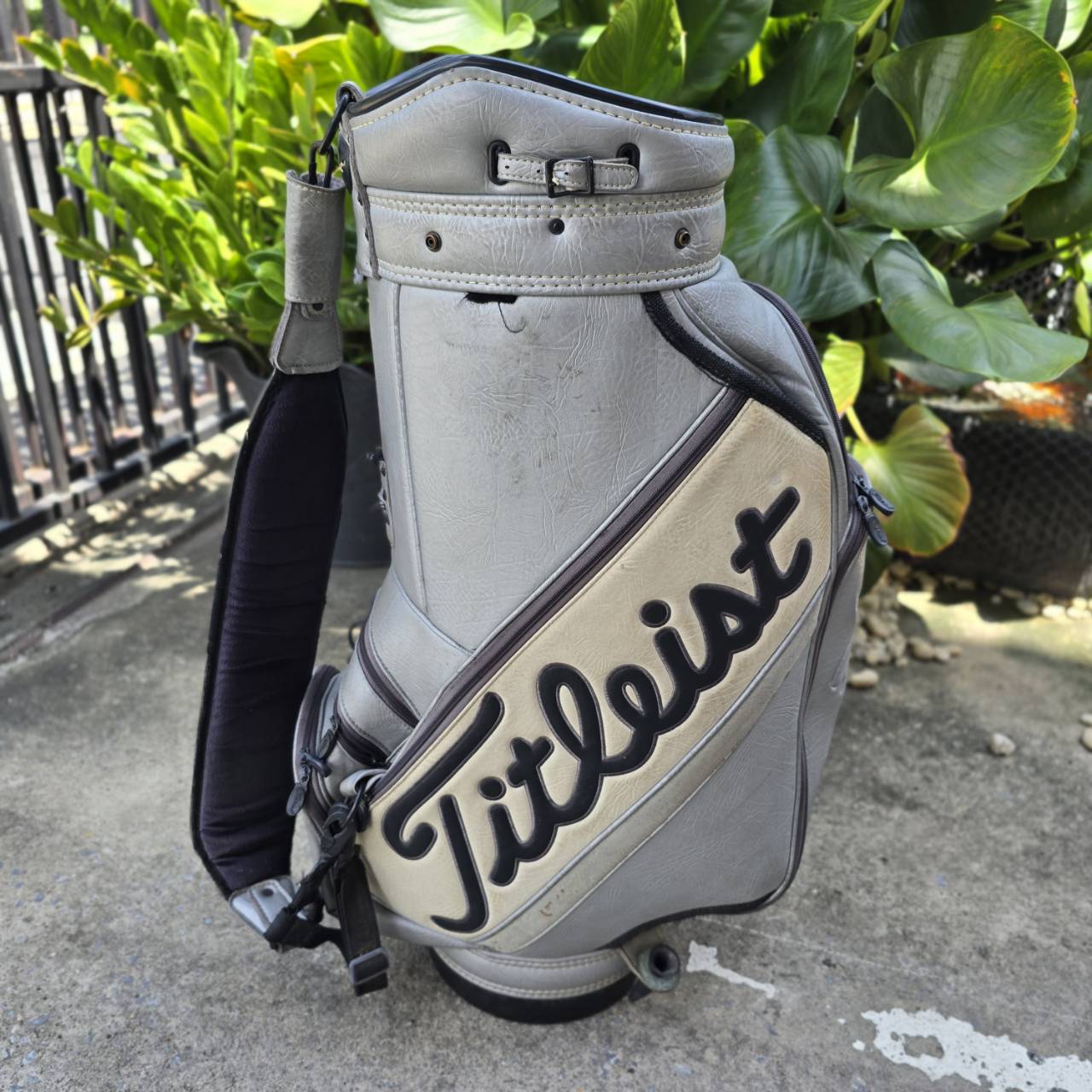 ถุงกอล์ฟ Titleist ของแท้ ** มือจับหลุด ** รุ่น TOUR ใบใหญ่จัดๆ ปากถุง 11 นิ้ว มีลายเซ็นต์โปร Titleist ถุงแบบที่ใช้ใน TOUR เลยค่ะ