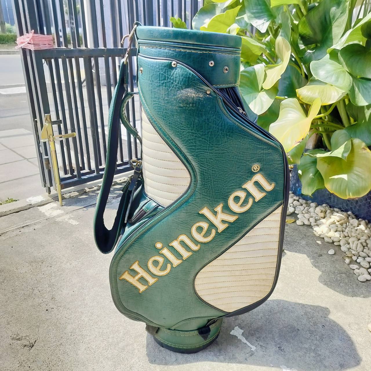 ถุงกอล์ฟ HEINEKEN มือสอง ถุง TOUR สภาพสวยเดิมๆ ** COVER มีแป๊กหลุด 1 จุด ** นอกนั้นใช้งานได้ปกติเลยค่ะ ภายในบุกำมะหยี่อย่างดีค่ะ